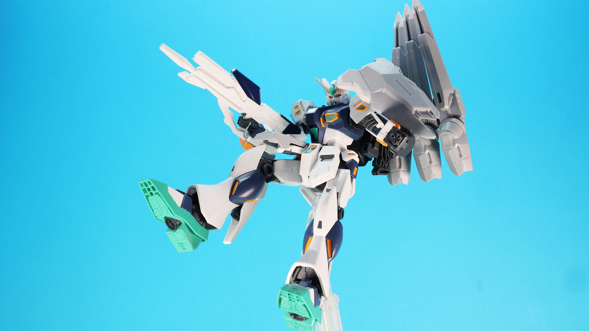 フィン・ファンネルに似た形状のシェルフ・ノズルはバックパックに接続されているのでこの状態になれます