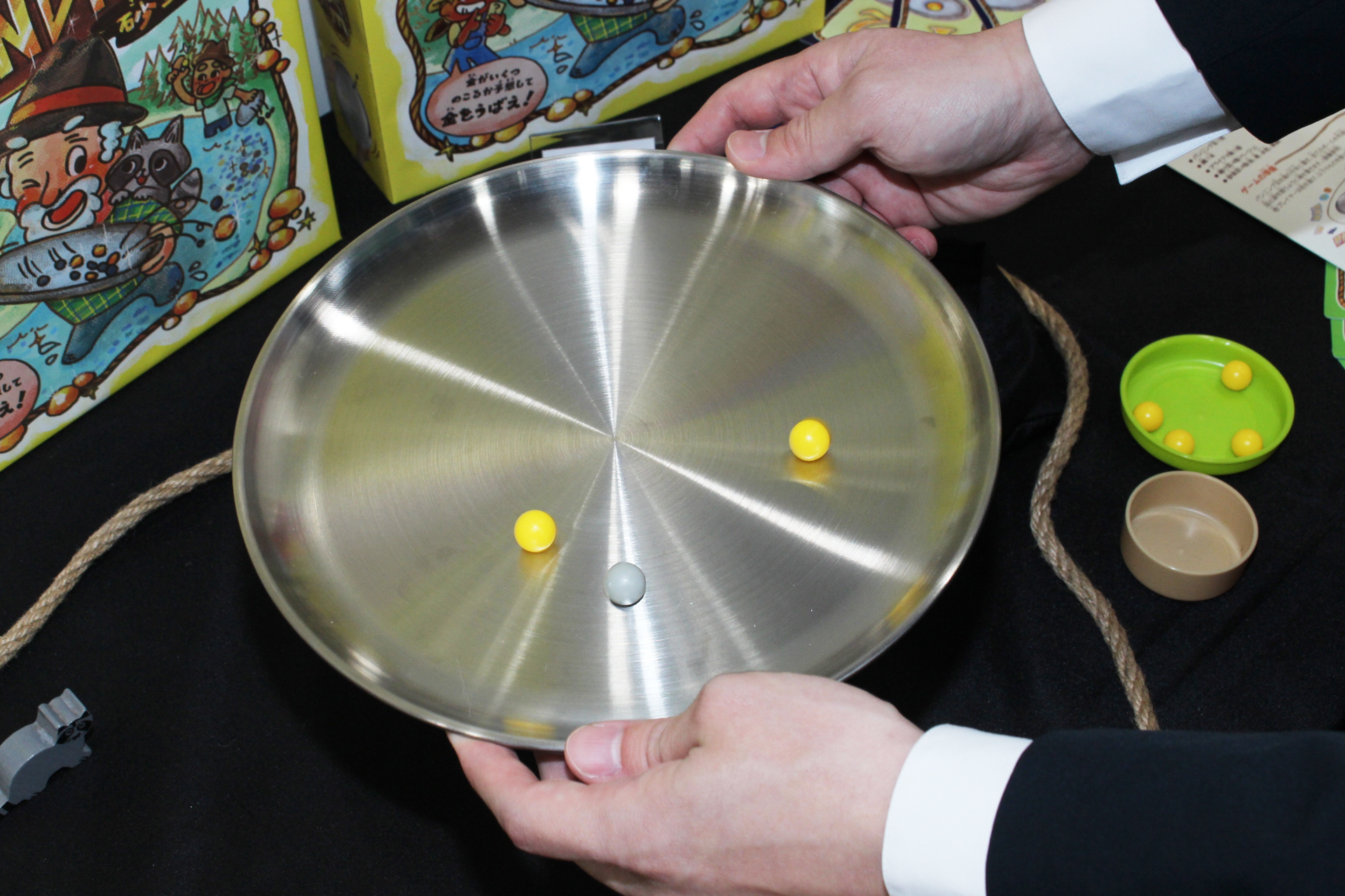 3個の中に金があったときは皿の上でパンニングを行い、皿に残った金をもらえる