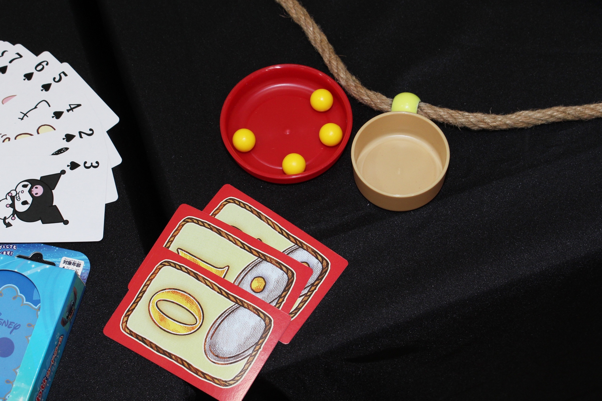 赤の小皿にあるのが手持ちの金。手番がパンニングを行う前に、パンニング皿に金が何個残るかを予想してカードを出し、手持ちの金を賭け皿にベットする