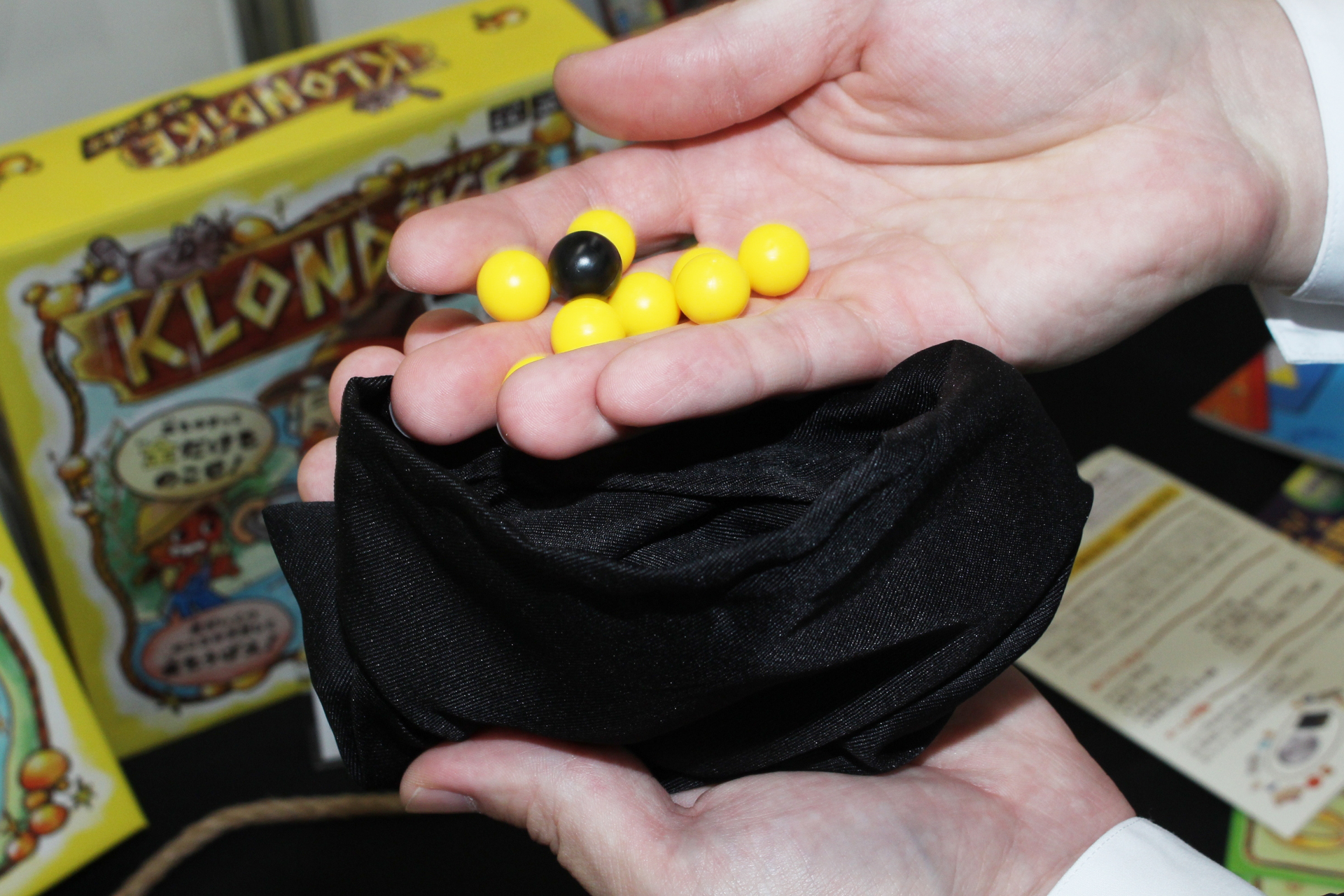 袋の中身が2個以下になるか、誰かの持ち金が0になったらゲーム終了。その時点で最も金を持っているプレイヤーが勝利となる