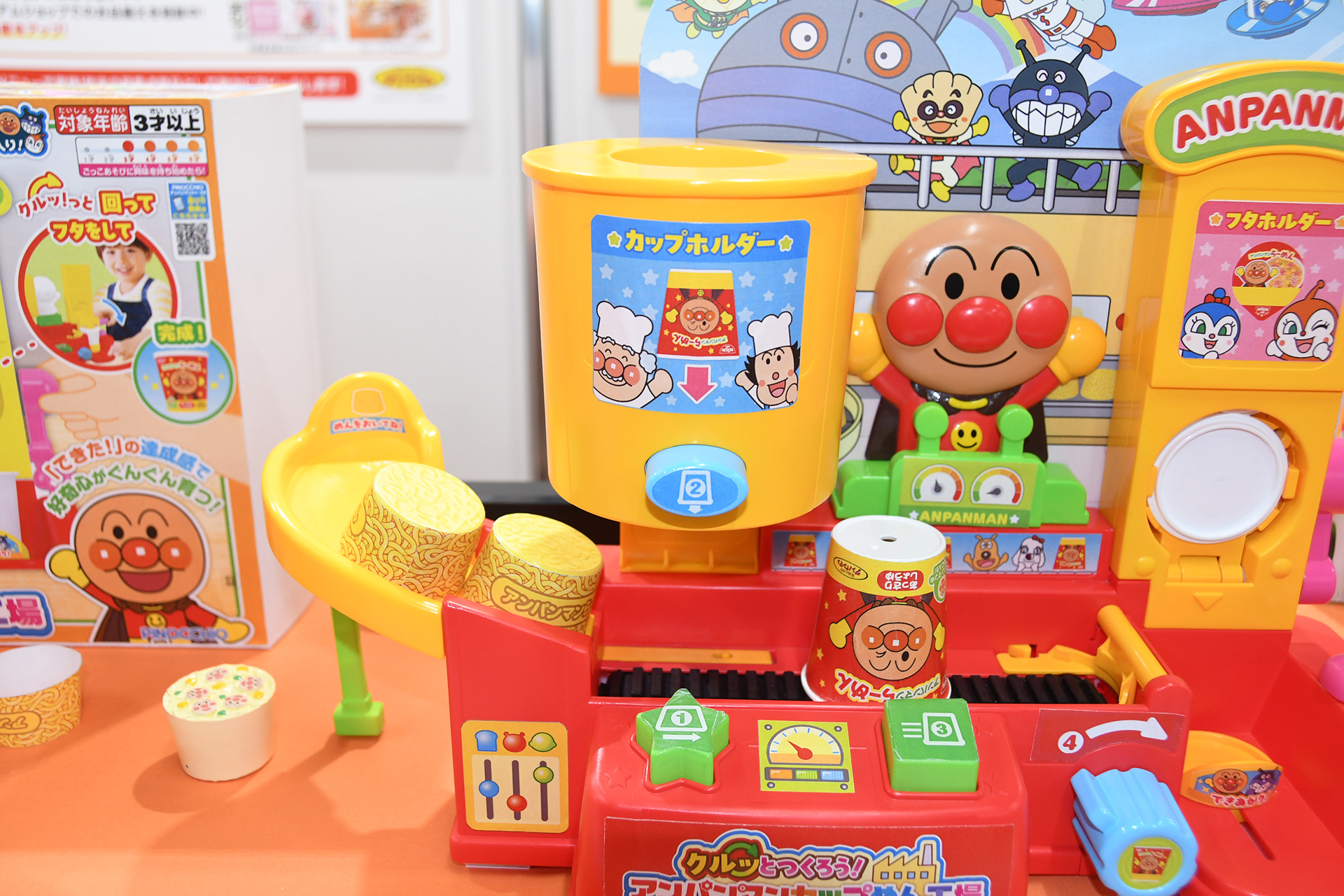 日清の監修で、実在のカップ麺「アンパンマンらーめん あっさりしょうゆ」とコラボ、工場でのラーメン作りを遊びながら体験できる