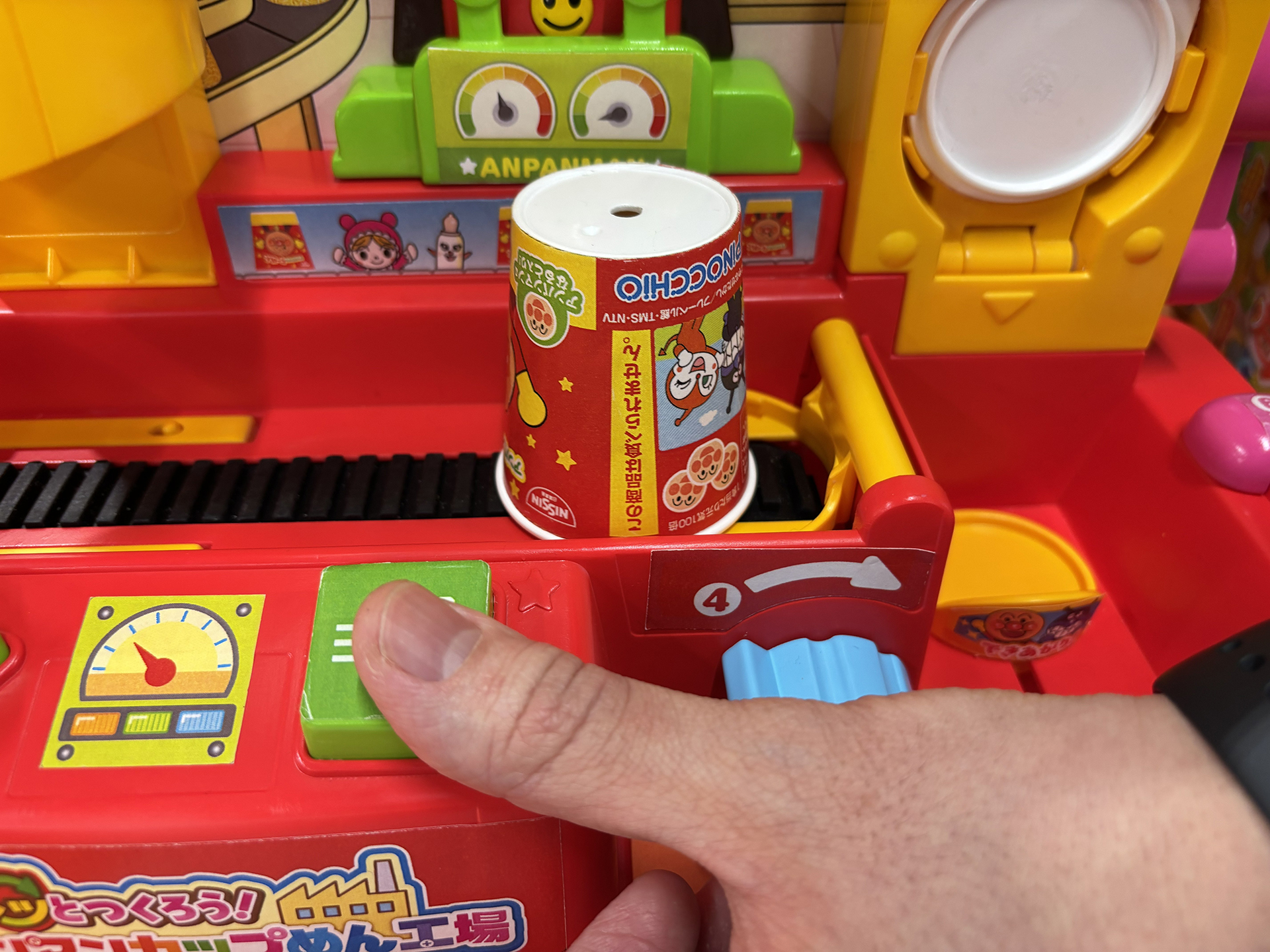 緑の四角ボタンでベルトコンベアーが作動。工場らしい演出だ