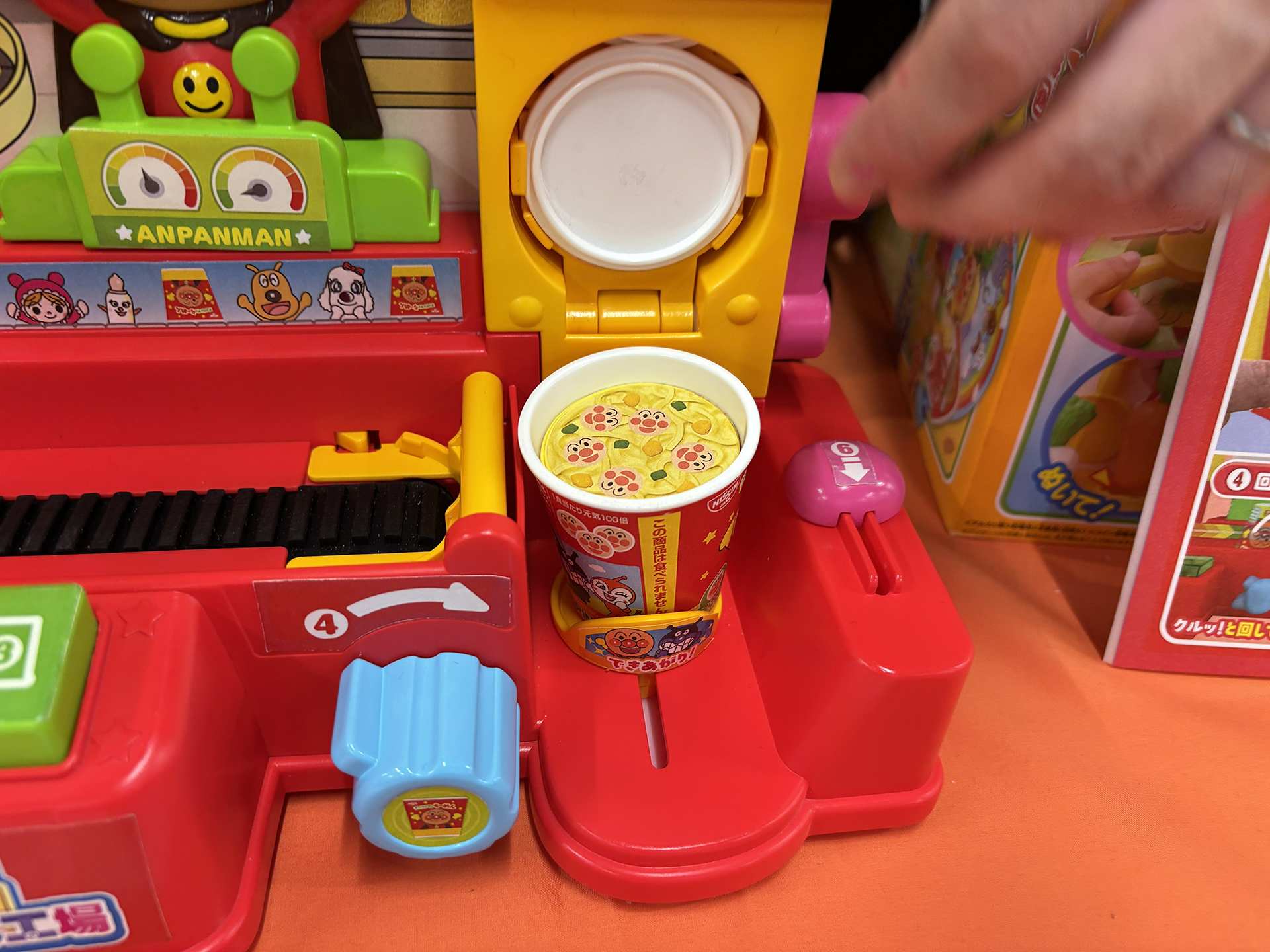 青いダイヤルでくるりとカップが回転、ピンクのレバーでフタをする