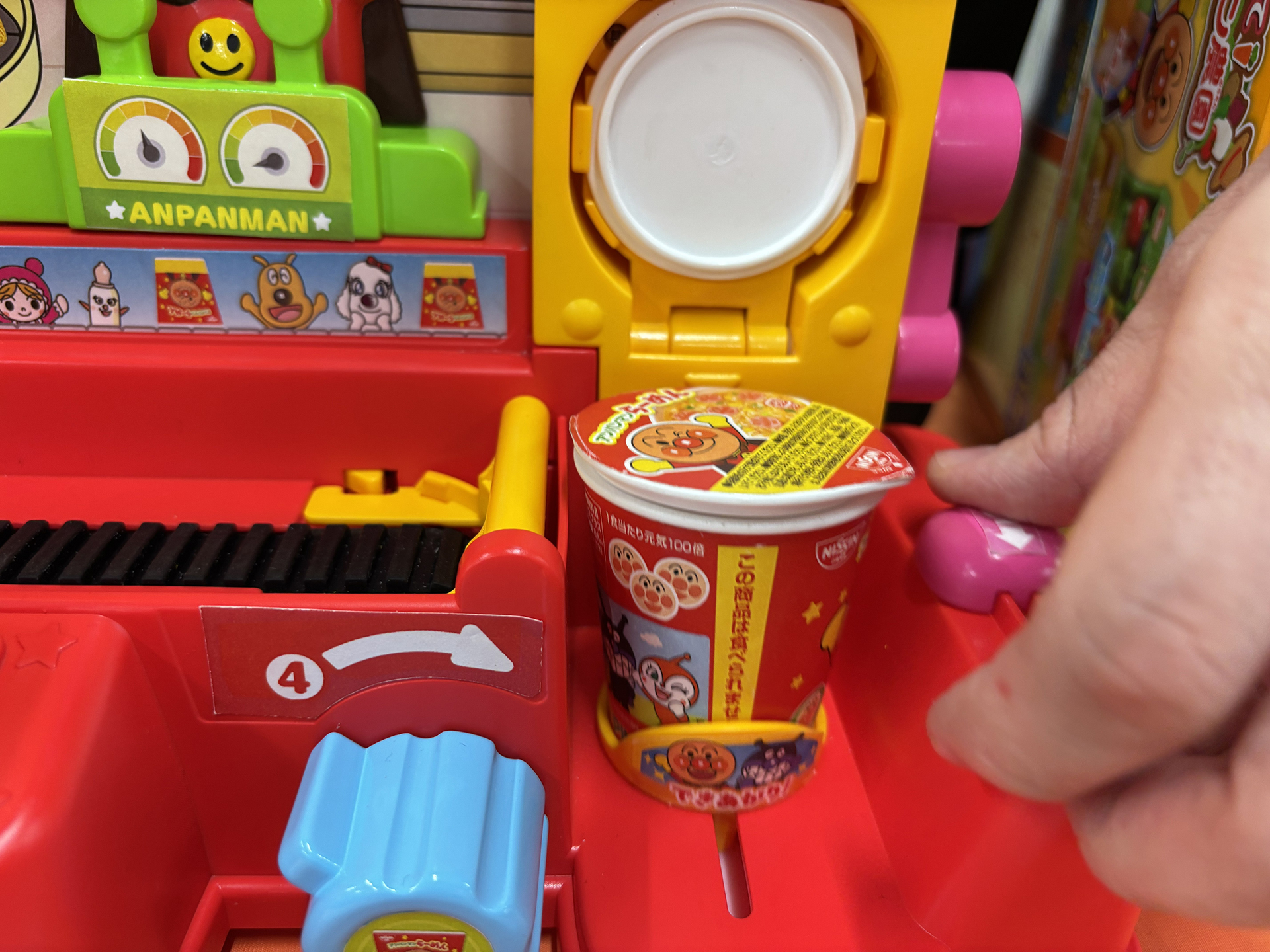 赤い丸いつまみでラーメンが前に。こちらで出荷状態になる、というわけだ