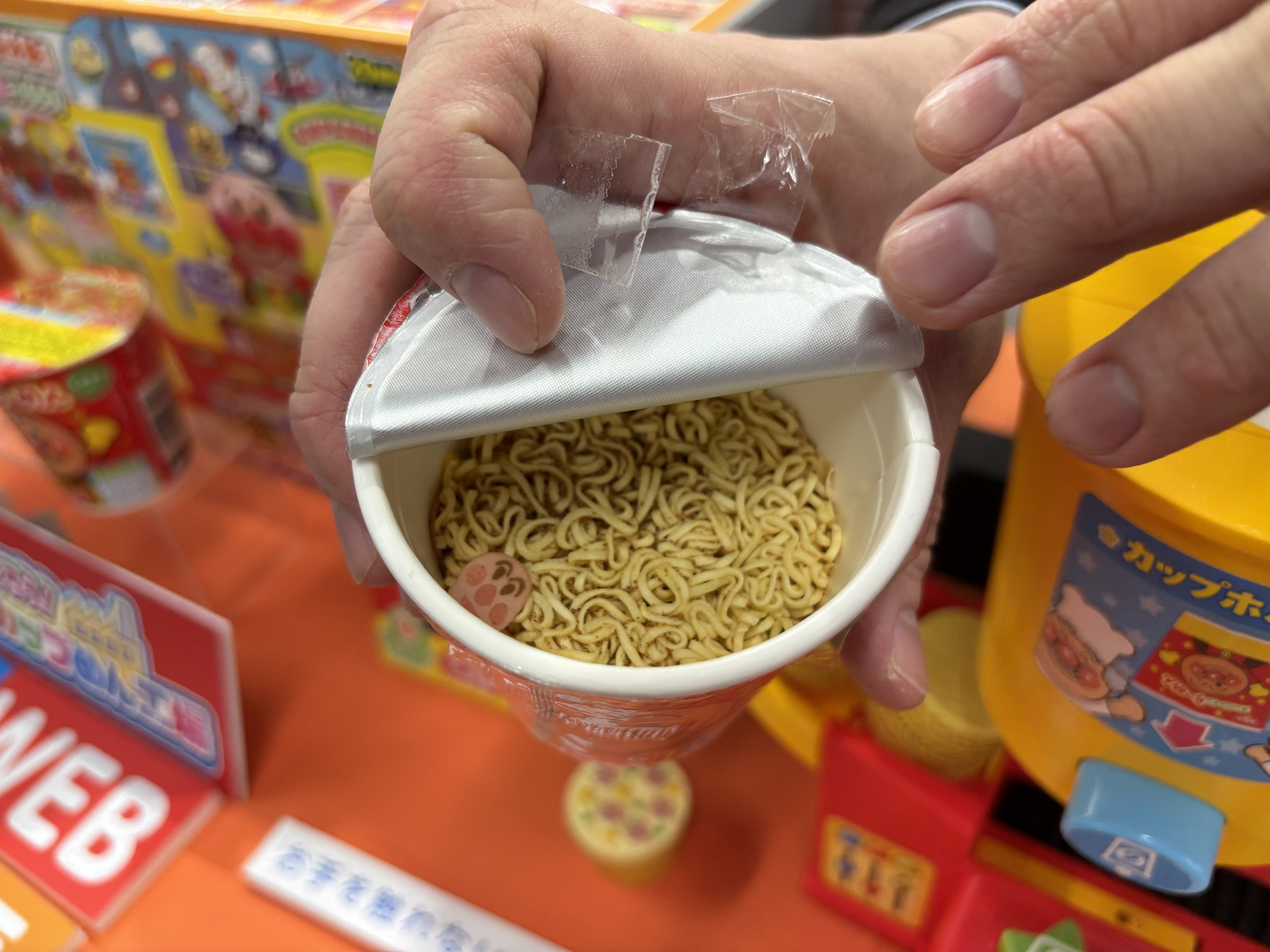 現実のカップ麺の具を再現しているのだ