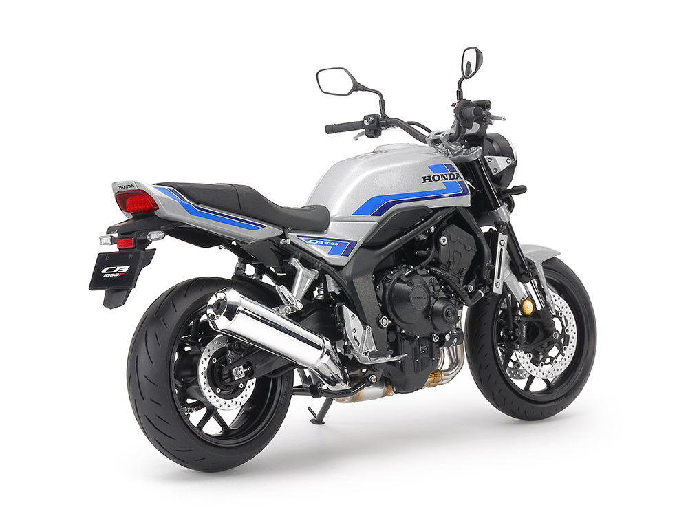 4in2in1の真円タイプの集合マフラーを右サイドに1本出しとした力強いフォルムをリアルに再現