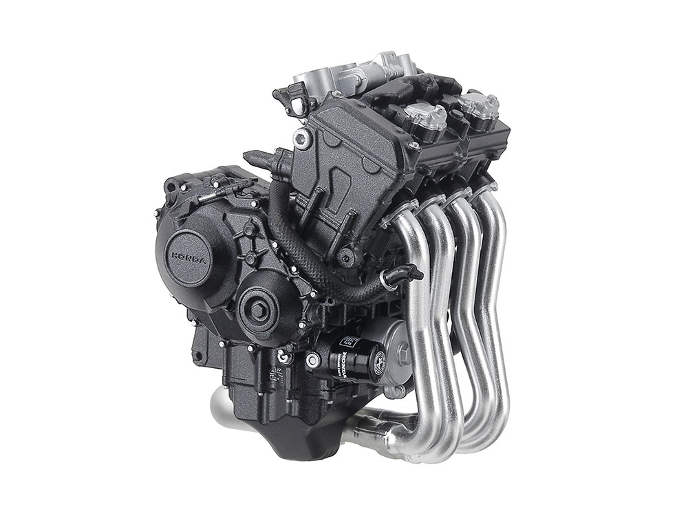 水冷直列4気筒エンジンは本体はもちろん、クーラントホースにメッシュパターンを彫刻するなど精密な仕上がり