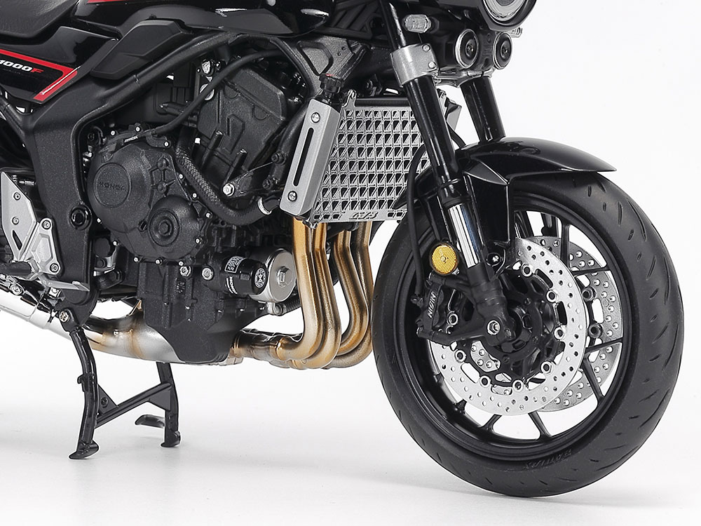 フロントフォークはインナーチューブをメッキパーツで別部品化。実車オプションのラジエターグリルもセット