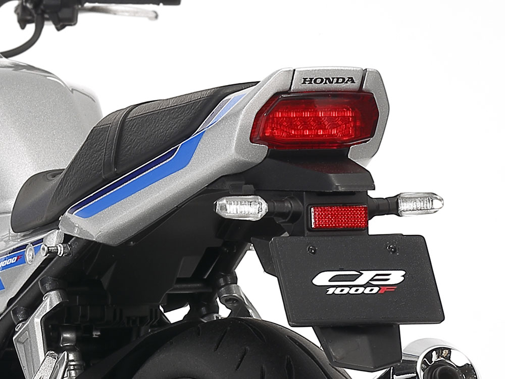 大型テールランプはクリヤーレッドパーツ