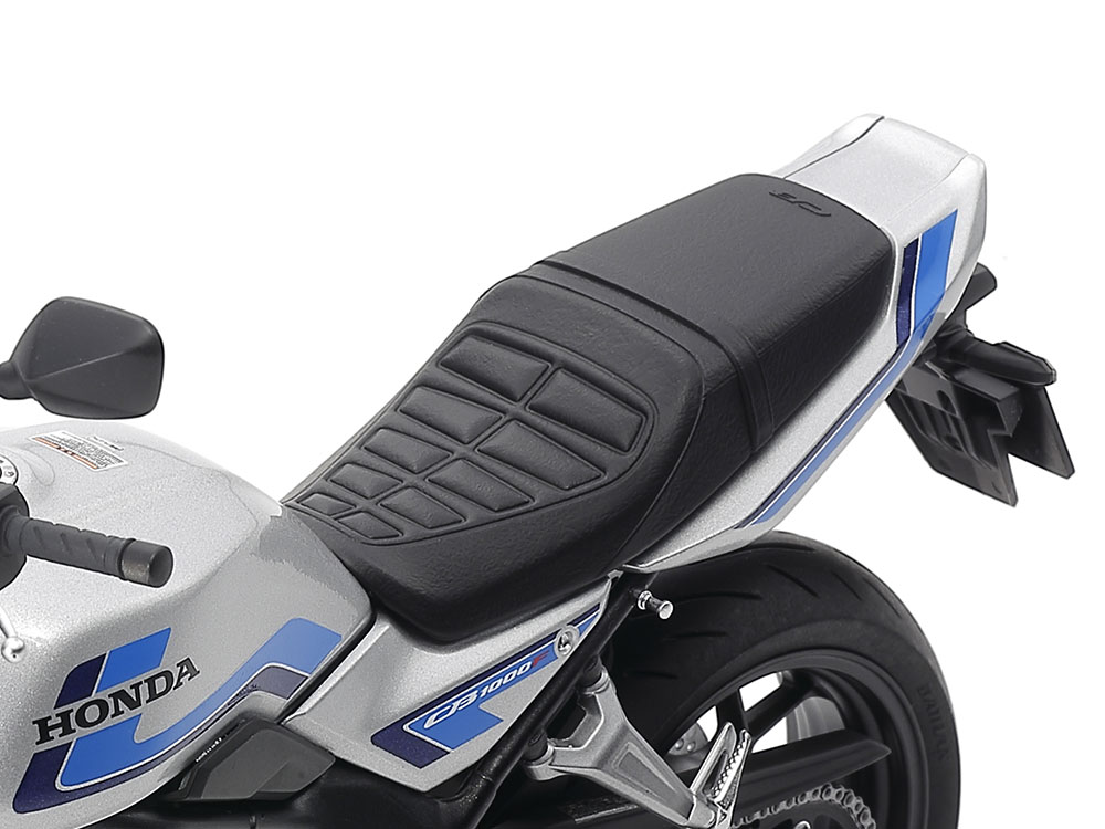 シートは特徴的な凸凹形状や表皮パターンのシワを彫刻で表現して立体的で柔らかさのある質感を演出