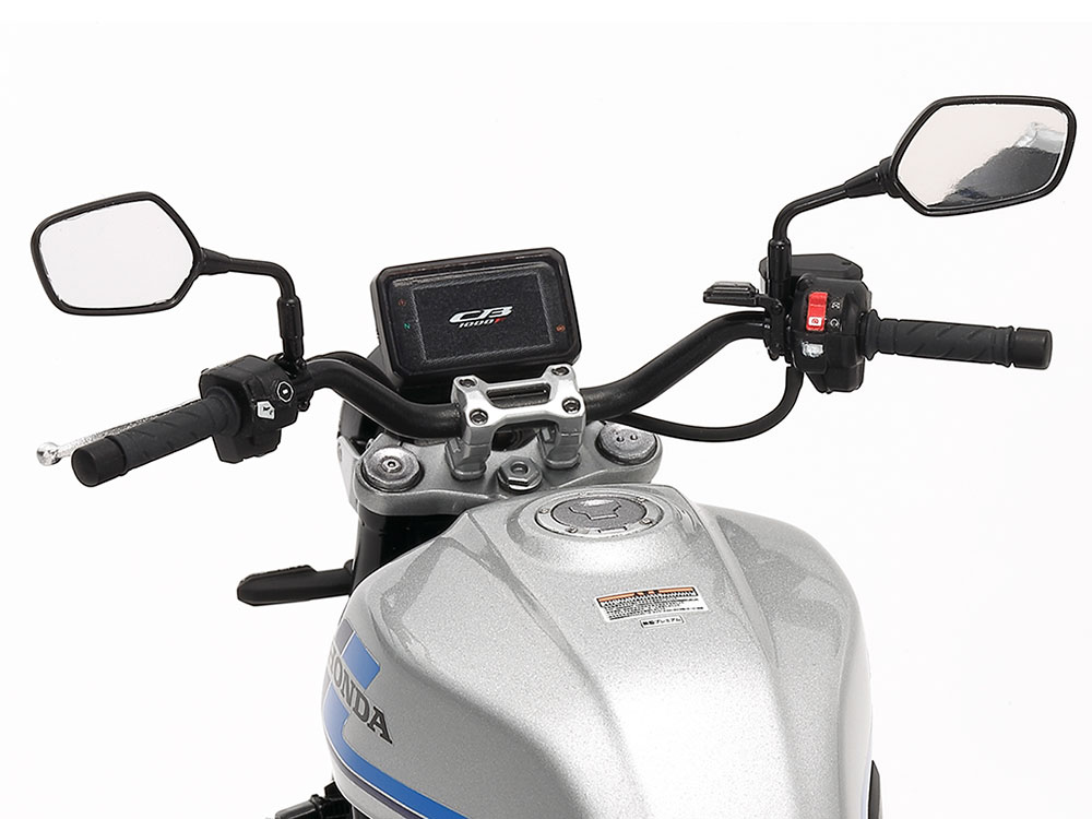 メーターパネルにスライドマークを貼ってから透明パーツをセットして、液晶パネルの光沢感を再現