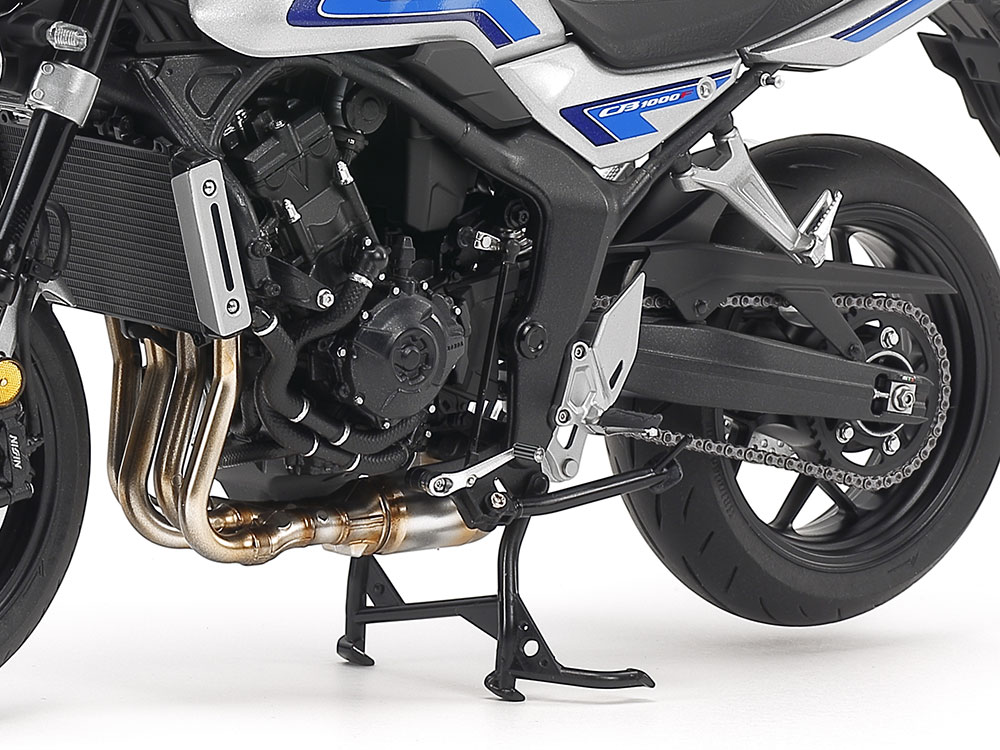 実車オプションのセンタースタンドも用意。取り付けにビスを使用して、サイドスタンドと同様に可動