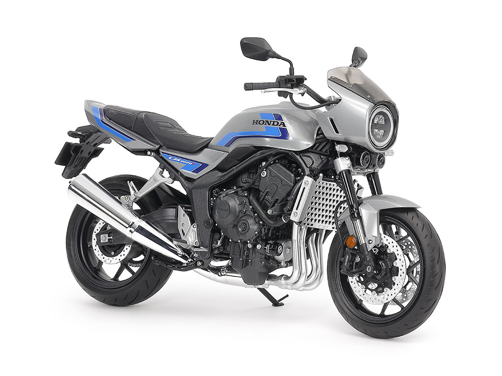 ヘッドライトカウルとラジエターグリル、クイックシフターを装備したSE仕様にも組み立てられる