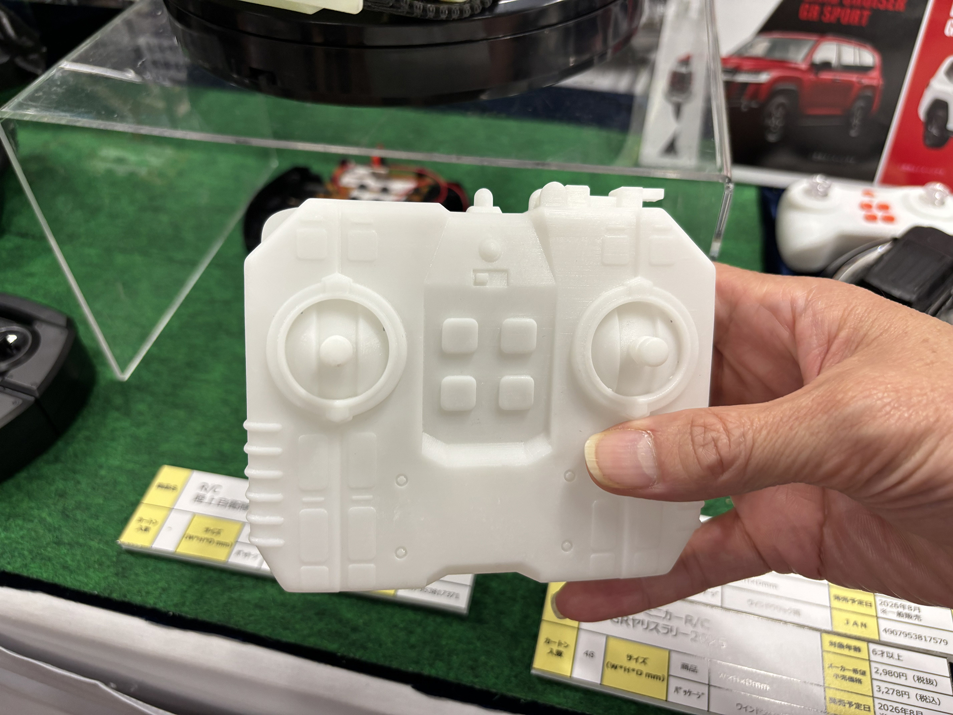 コントローラーのデザインもミリタリーテイスト。砲塔操作などはボタンで行うとのこと