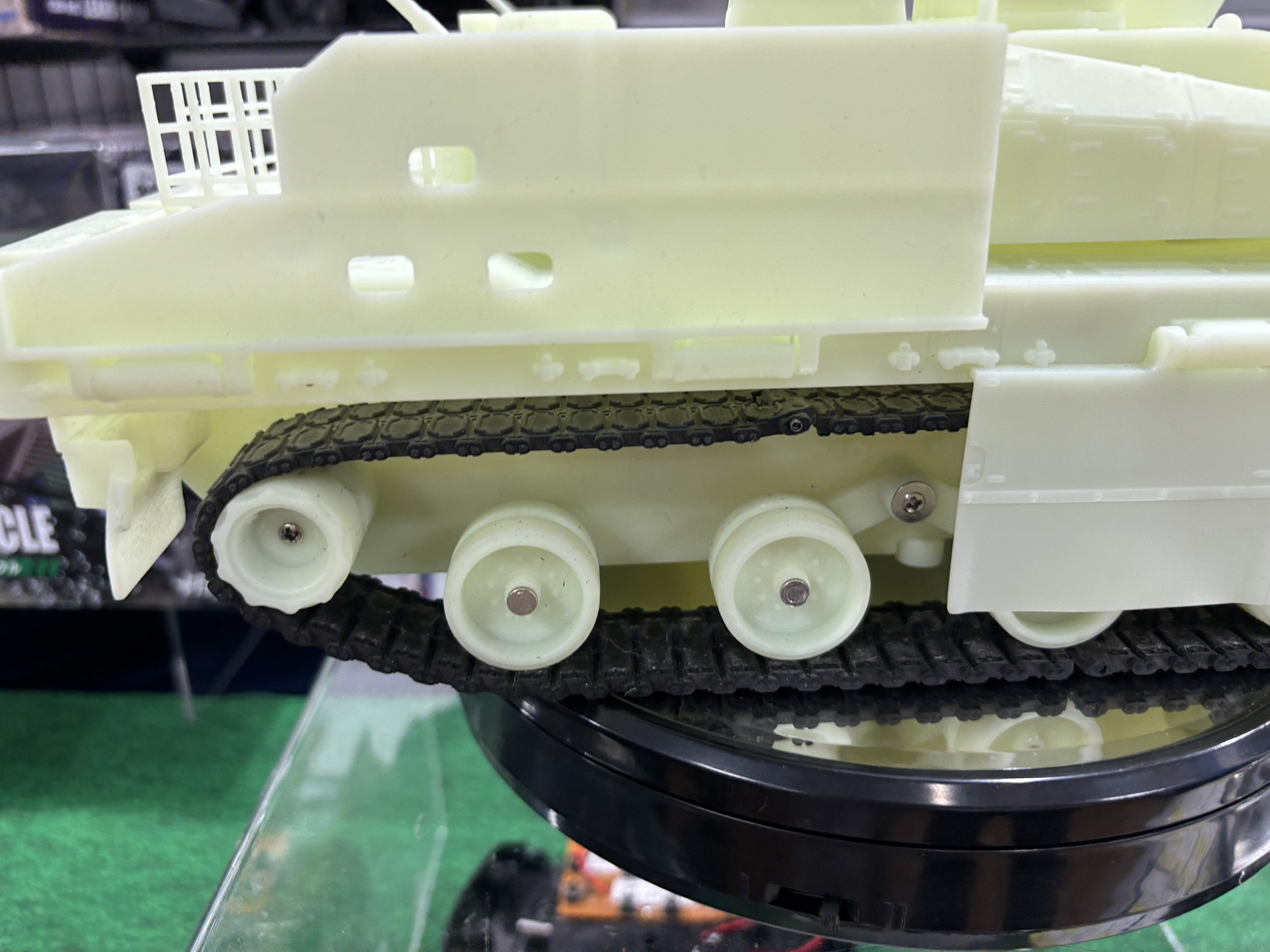 サイドスカートを持ち上げ、履帯に水を浴びせて洗える。本物の10式もこのようにサイドスカートが持ち上がるとのこと