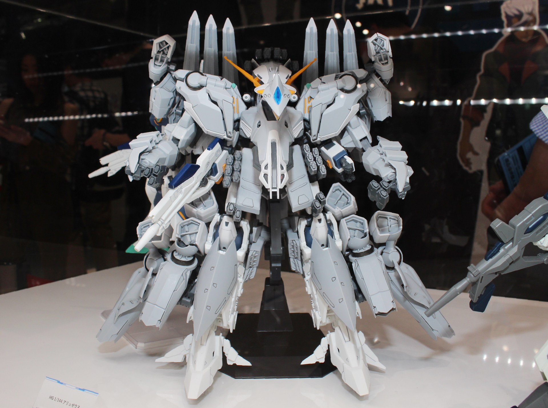 設定通りに量産型νガンダムをコアとして立体化している