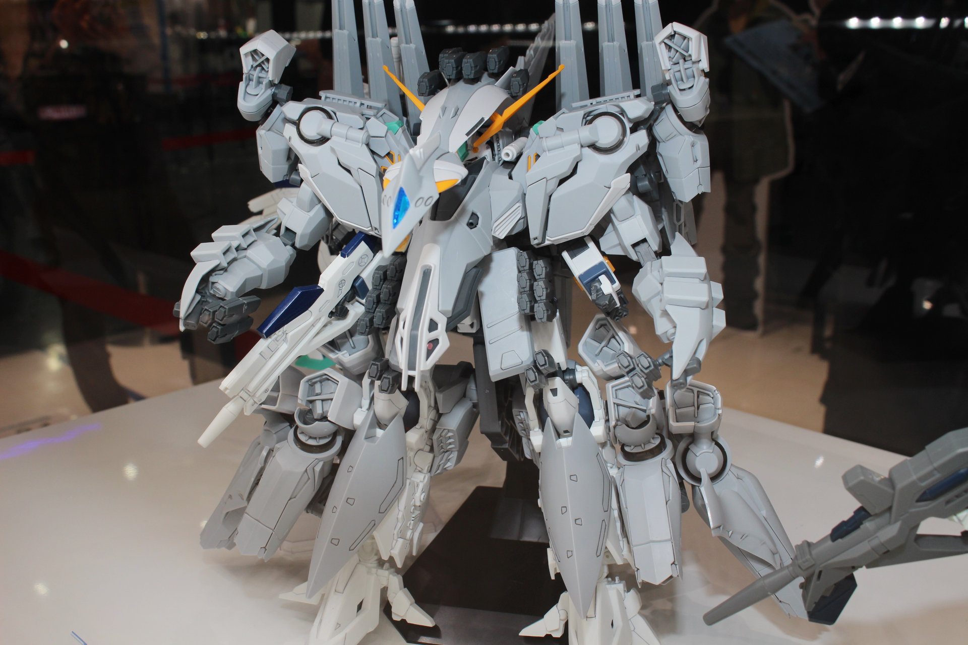 装甲部分のほとんどの部分がグレーと白のシンプルなカラーリングだ