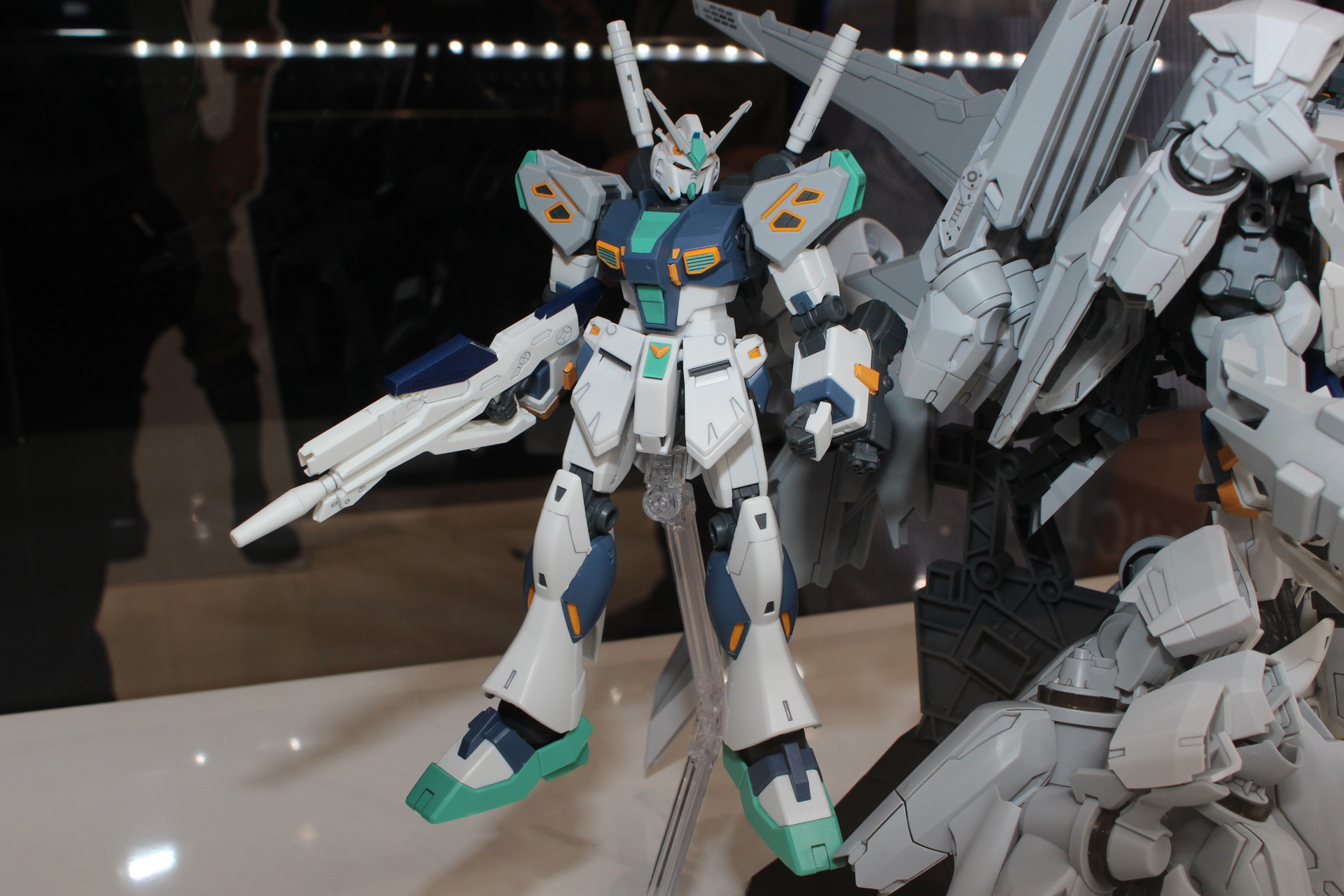 ガンプラでは初登場となった量産型νガンダム。アリュゼウスの装甲をまとえる仕様で設計されている