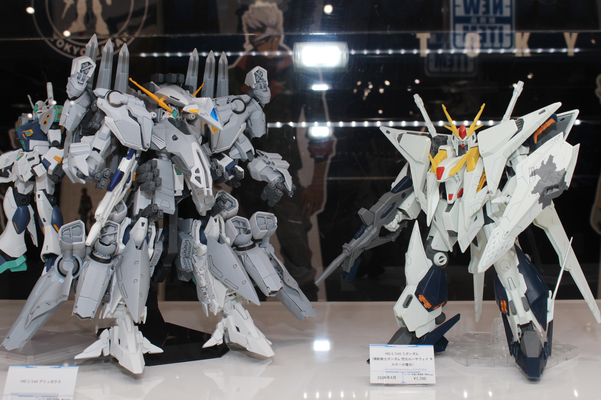 同じ展示ケース内に展示された「HG 1/144 Ξガンダム (機動戦士ガンダム 閃光のハサウェイ キルケーの魔女.jpg」。両者はこのようなサイズ感となる