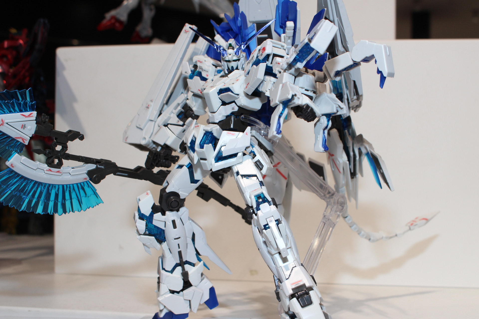 サイコフレームの色はブルー。これをクリアブルーのパーツで表現