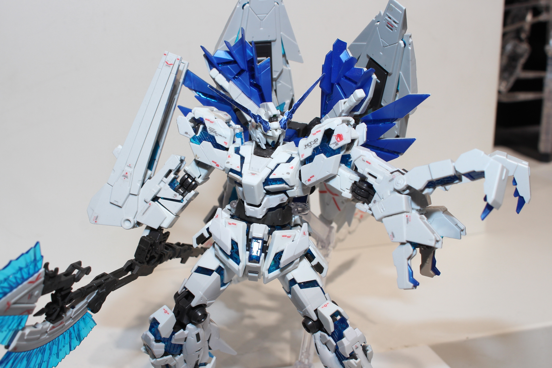 アームド・アーマーとして定義された複数の武装を装備