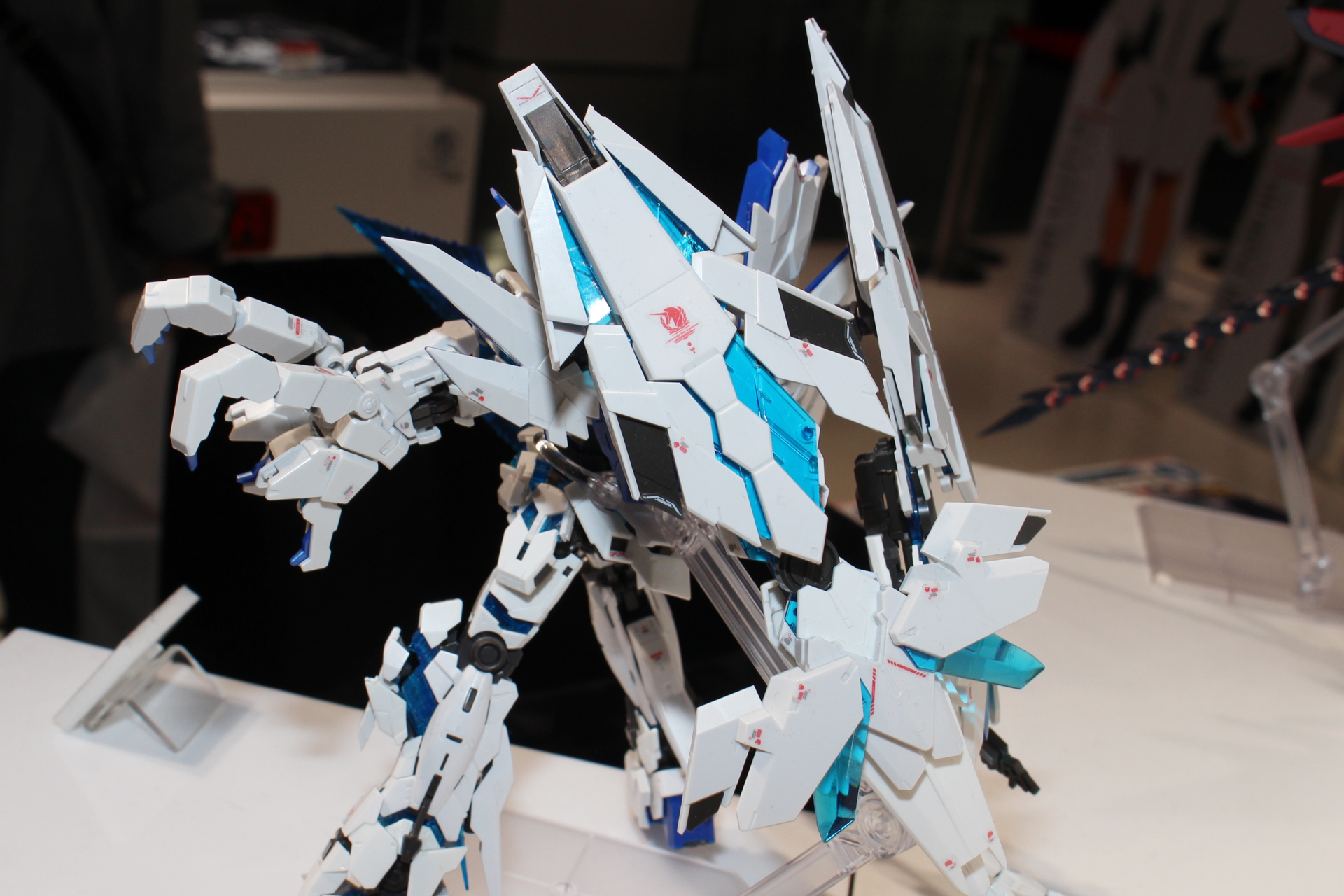 もちろん各部位には開閉ギミックがあり、ユニコーンモードとデストロイモードの両方を楽しめる