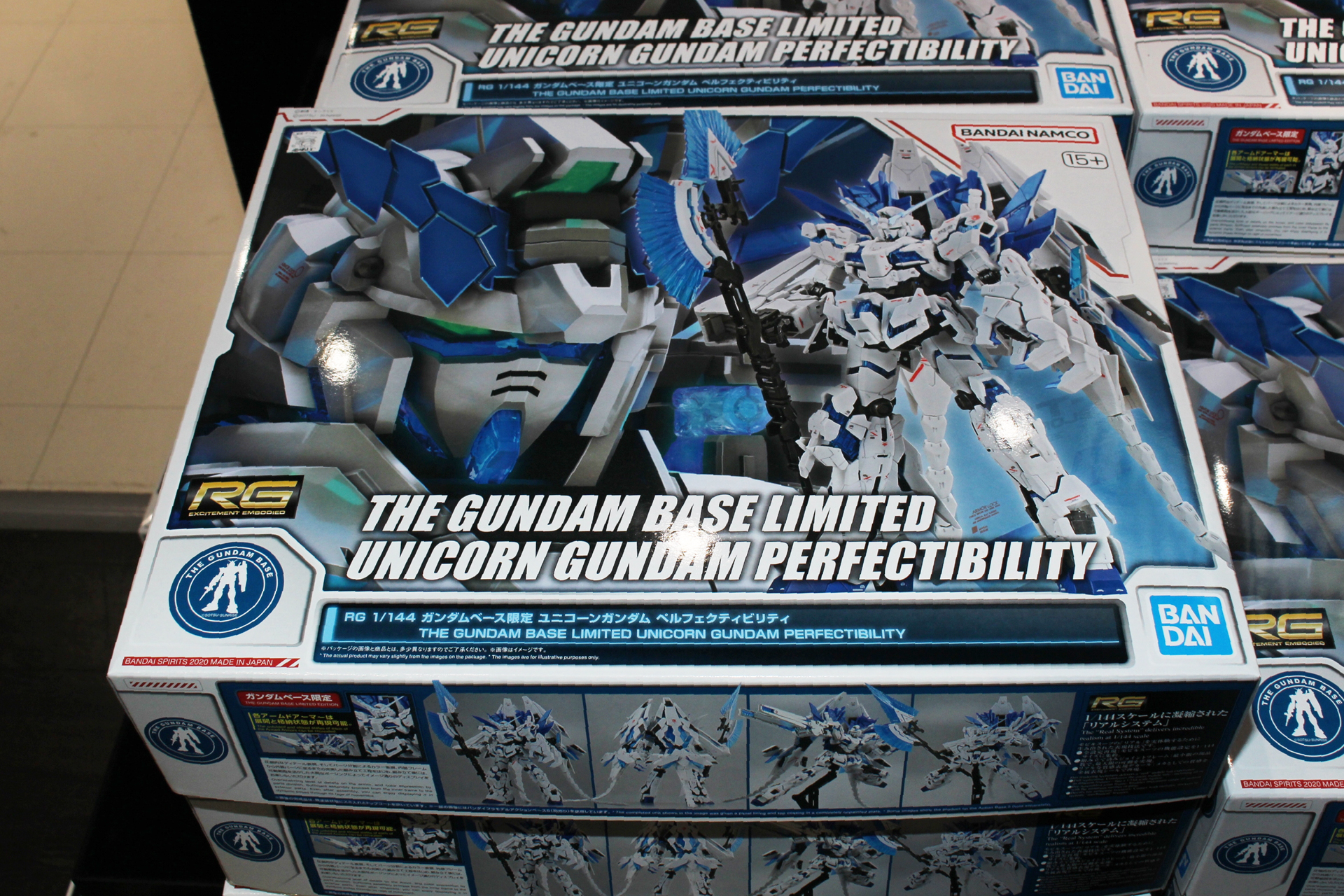 こちらがパッケージ。サイコフレームのカラーがガンダムベースのロゴに映える