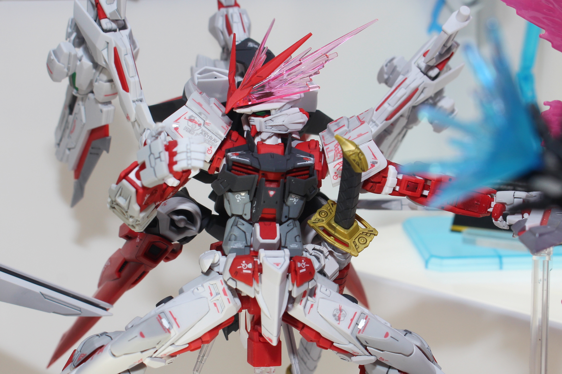 ドライグヘッドに換装された頭部を持つレッドフレーム。V字アンテナの後方にビームアンテナが展開される