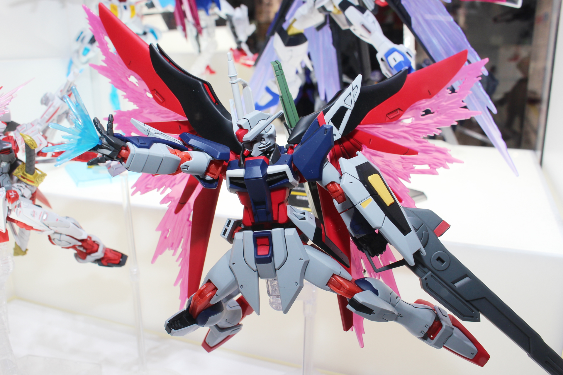 グレーをメインとした本体カラーが印象深い機体