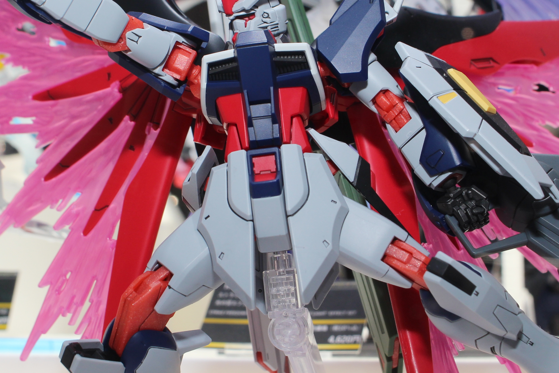 最終決戦時の赤く輝く関節部はラメが入った赤で成形。角度によって輝きを見せる