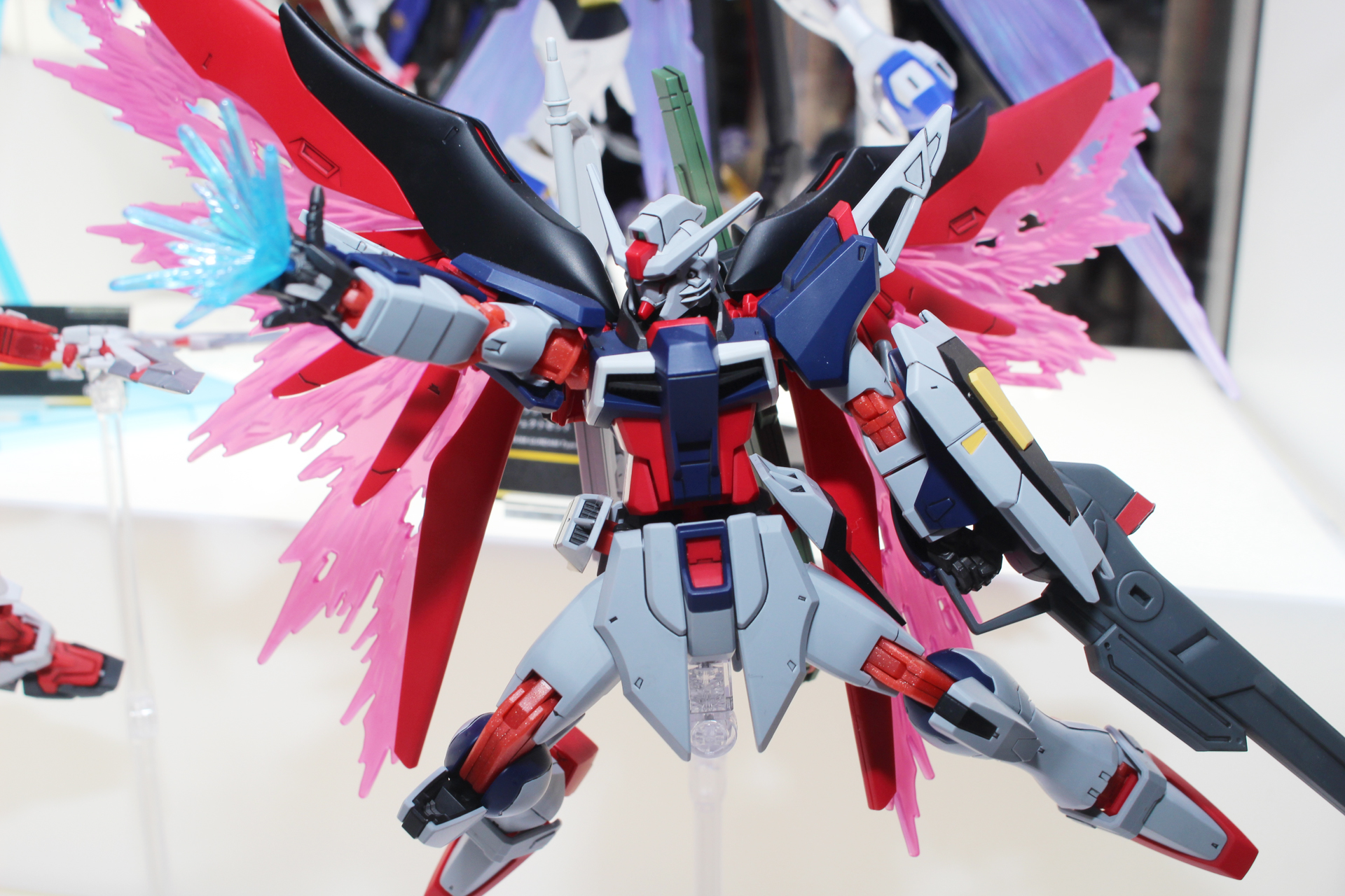 本体全体のカラーも少し暗めの成形色となっている