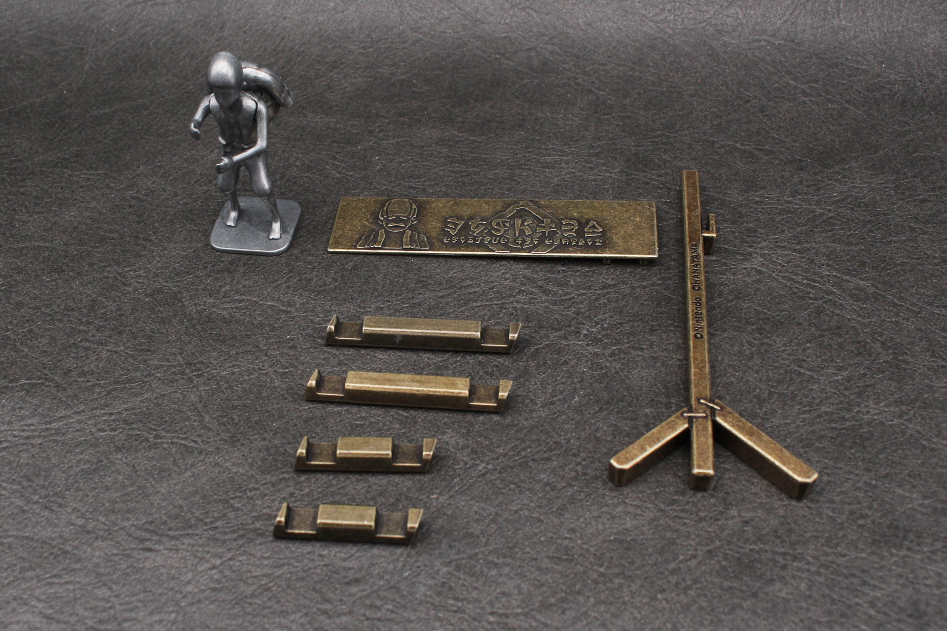 パーツは全部で7つ。「はずる」なのに最初から全てバラバラになっている