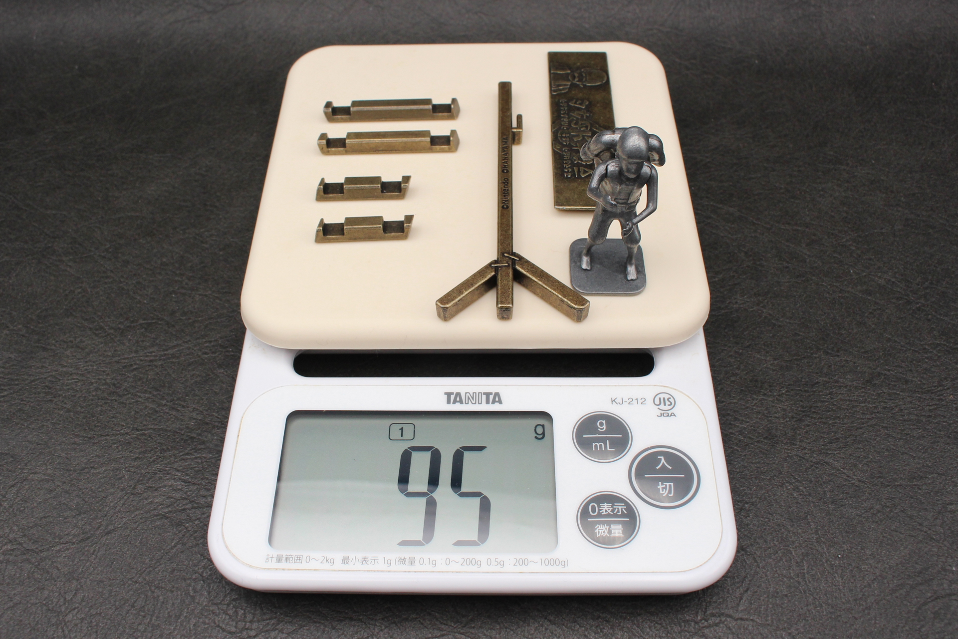 重量は全パーツで約95g。素材は全て亜鉛合金だ