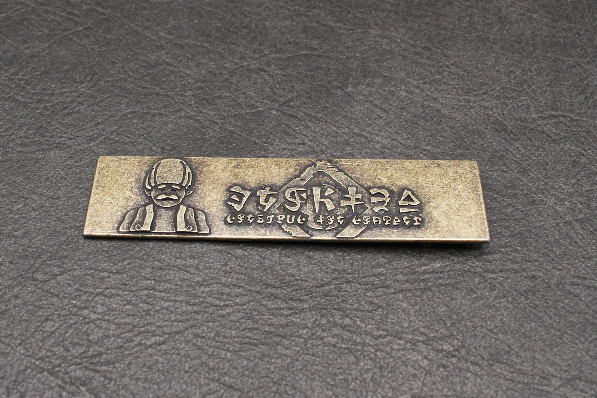 看板にはゲーム中と同じエノキダ工務店のロゴとマークが凸モールドで入っている。エノキダの笑顔が可愛い