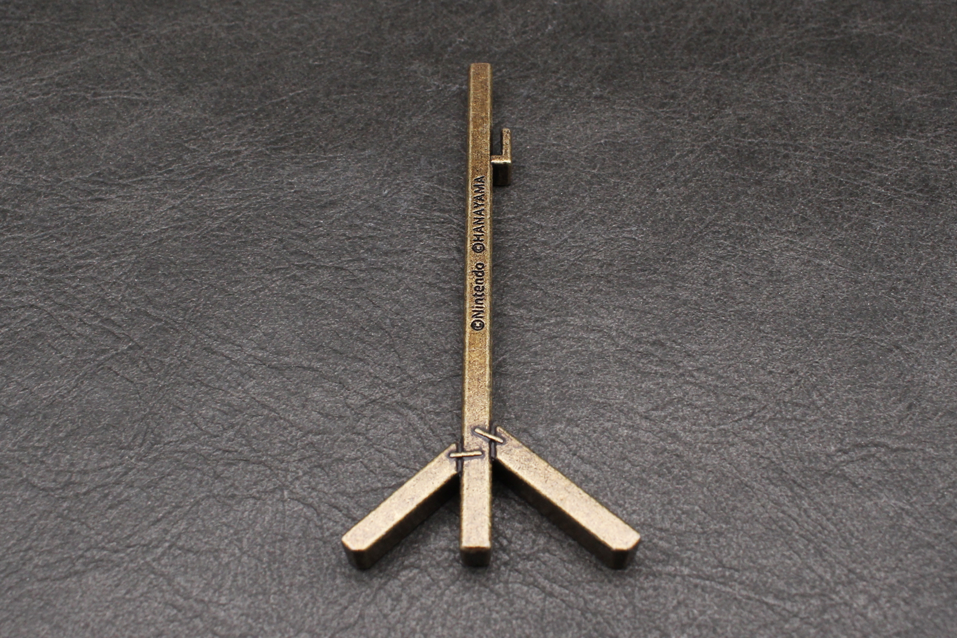 看板の支柱。高さは約95mm。中央に見える文字はクレジットの刻印