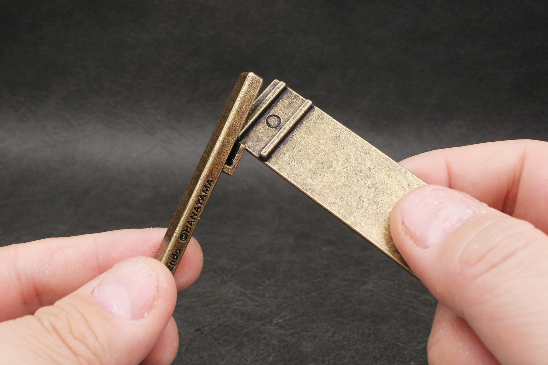 看板裏のレールに合わせて支柱のフックに差し込めば看板が完成。もちろんこれだけでは自立しない。カバンダの「許されザル事が起きてしまった！」が聞こえてくる……