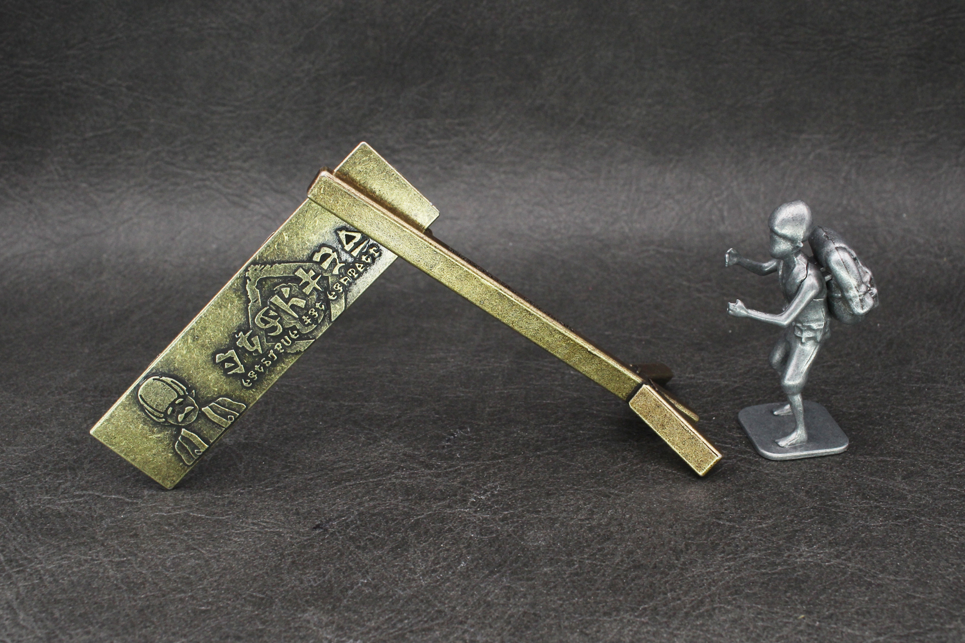 看板裏のレールに合わせて支柱のフックに差し込めば看板が完成。もちろんこれだけでは自立しない。カバンダの「許されザル事が起きてしまった！」が聞こえてくる……