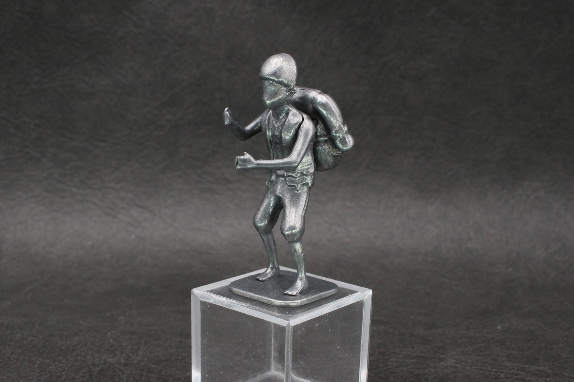 カバンダのフィギュア。顔のモールドこそないが、あの弱々しいシルエットや大きなザックはちゃんと再現されている。背中に見える穴はザックのパーツを固定するためのハトメだ