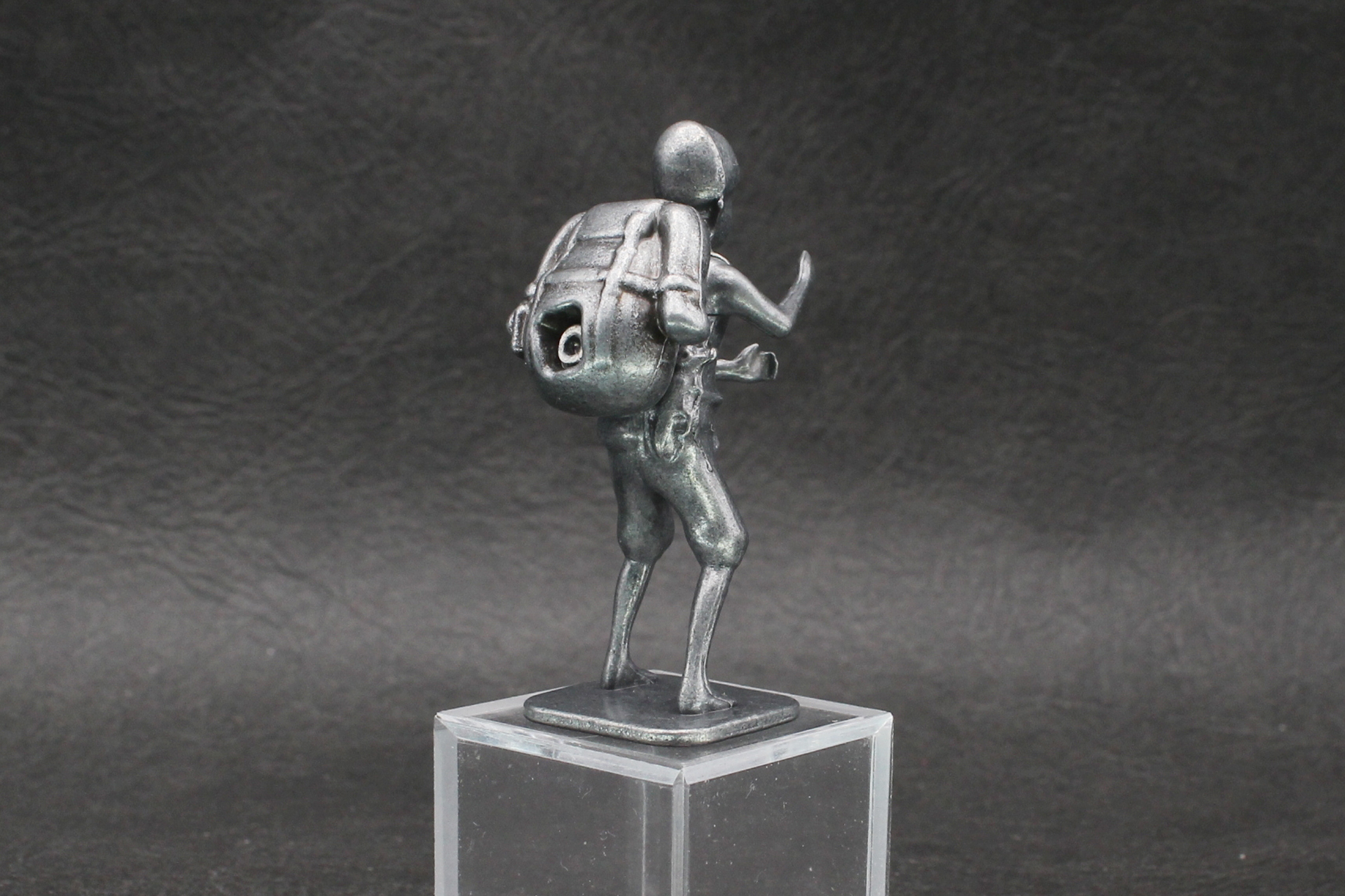 カバンダのフィギュア。顔のモールドこそないが、あの弱々しいシルエットや大きなザックはちゃんと再現されている。背中に見える穴はザックのパーツを固定するためのハトメだ