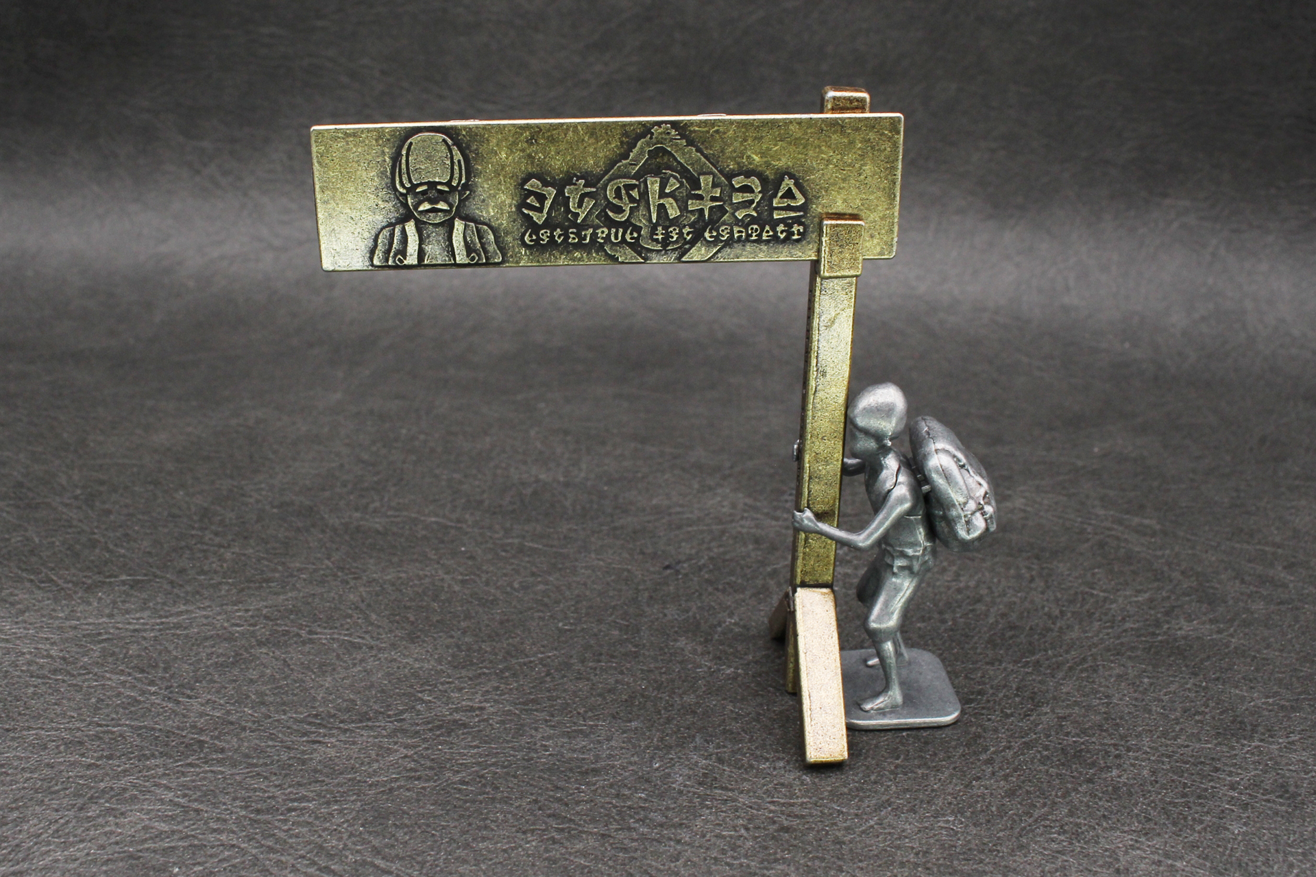 カバンダのフィギュアを添えてバランスを取ると、看板が立ってゲーム中の遭遇シーンが再現される。これが正解ではなく、カバンダは看板から手を放した状態にしなければならない