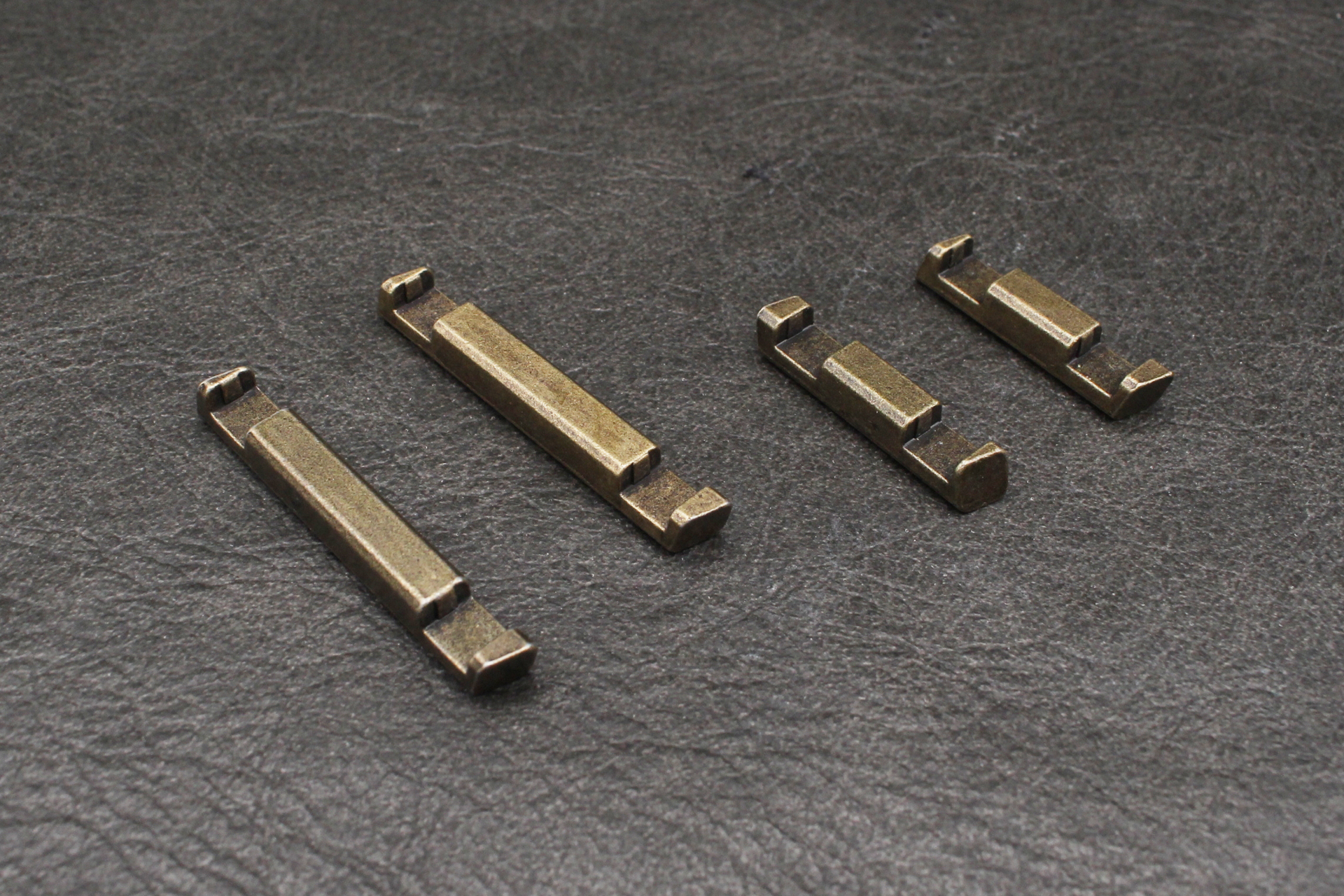 看板を自立させるために使う4本の資材。どう使うかは自由だ