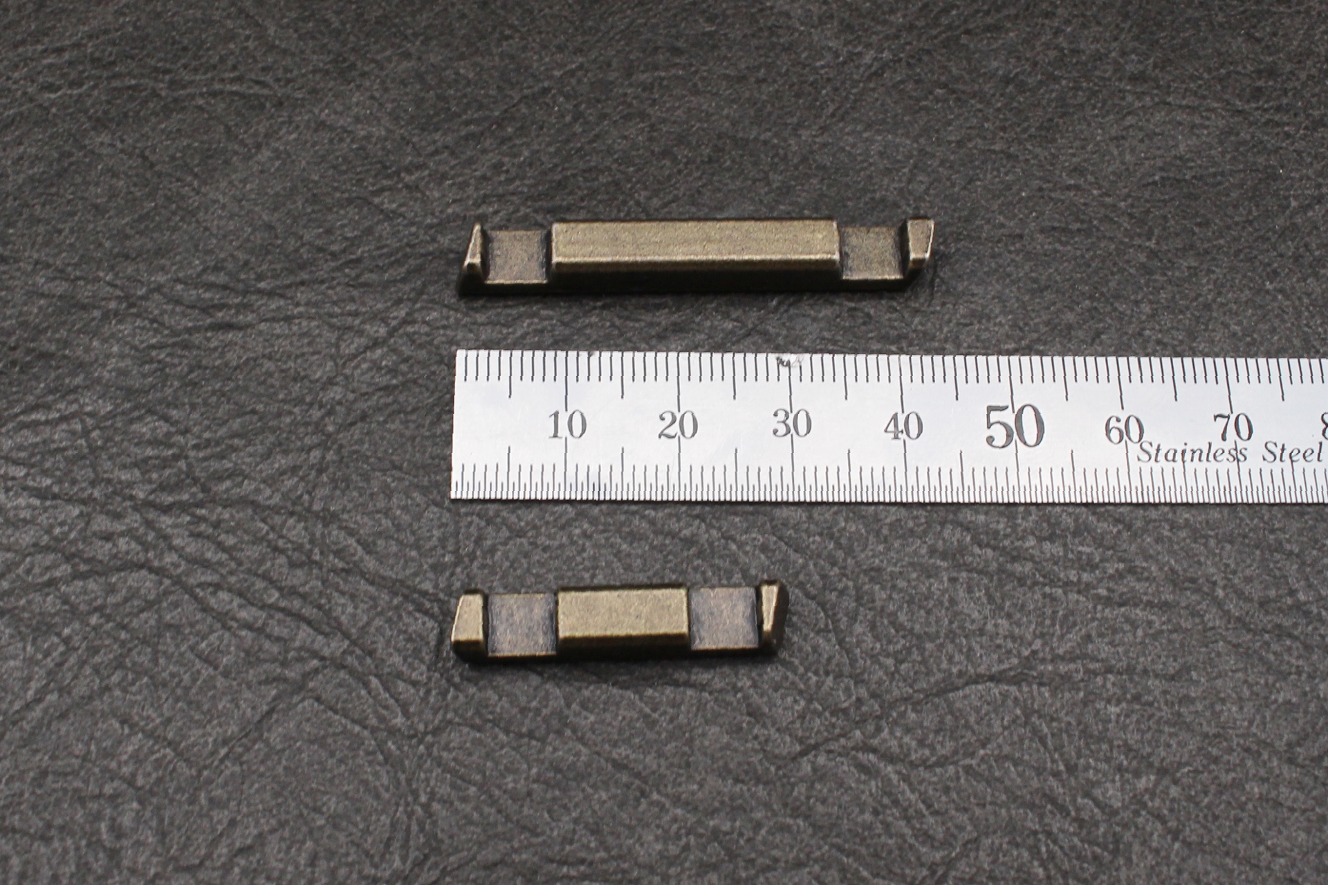 長いほうが約45mm、短いほうが約30mm