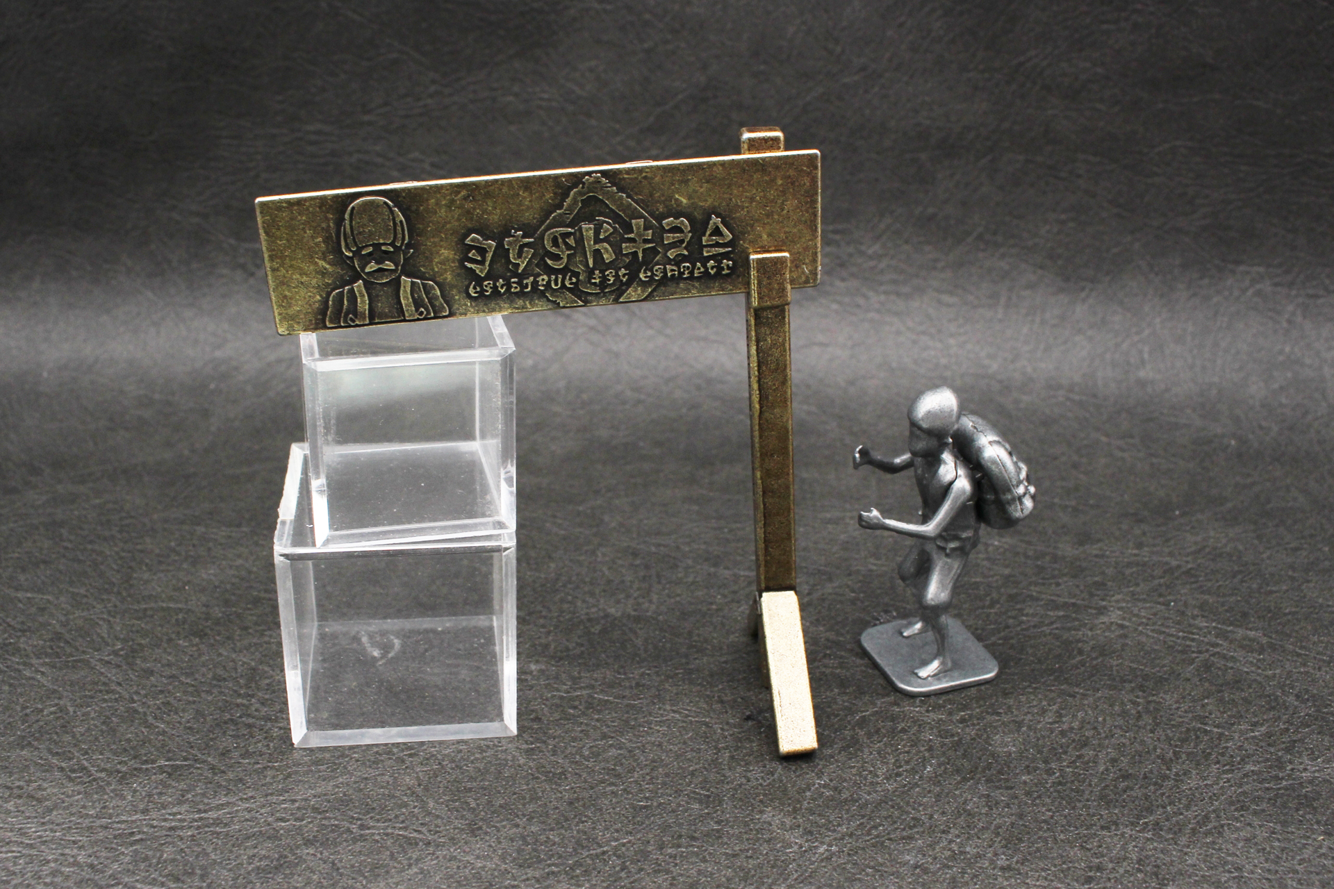 資材を使って立たせた状態は正解となってしまうため掲載しない。これはあくまでイメージ写真。「すごい！ 支えてないのに立っている！」とカバンダを喜ばせよう