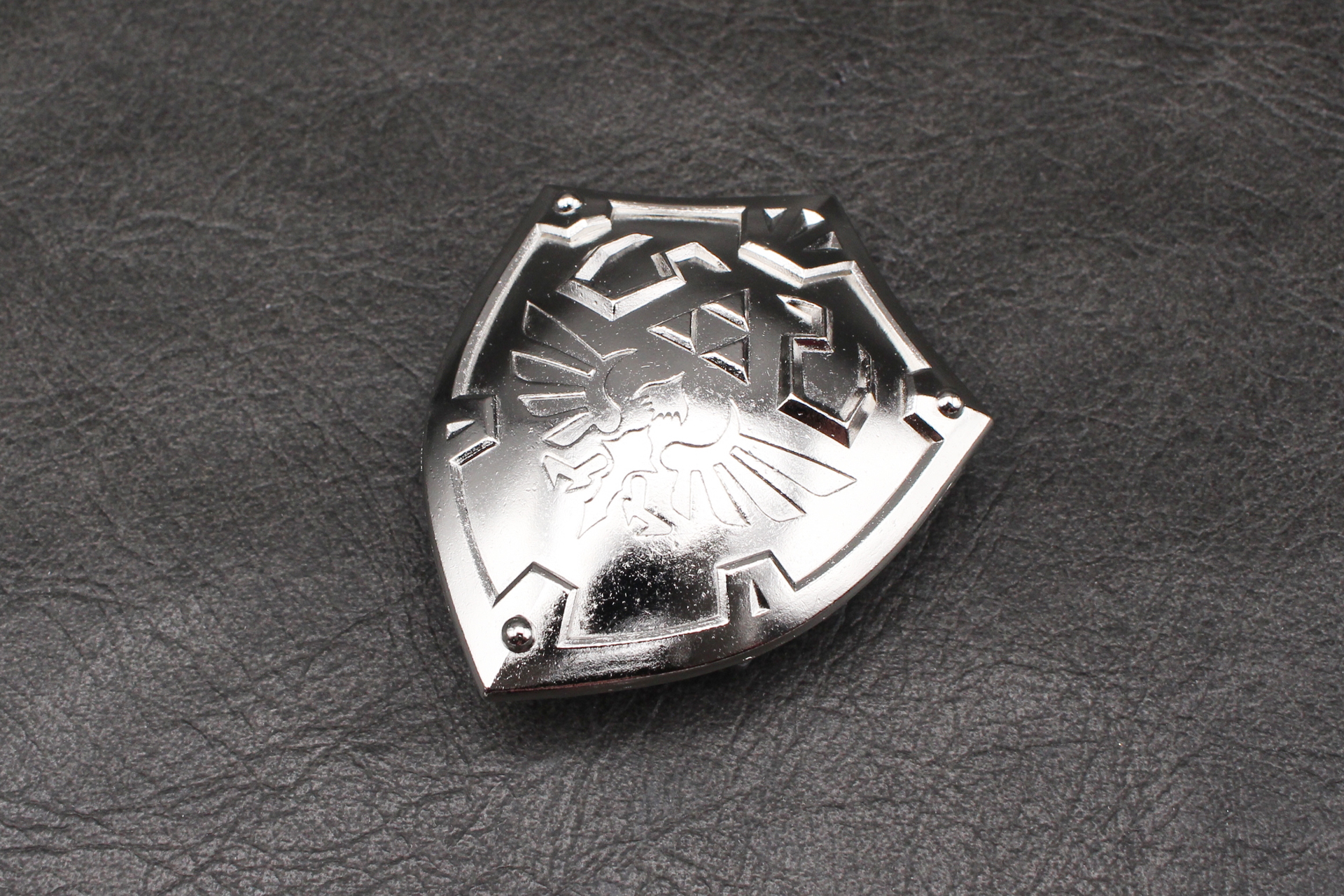 ギラリと光る合金製の盾だ。独特な柄の紋章も凹凸のモールドで表現されている