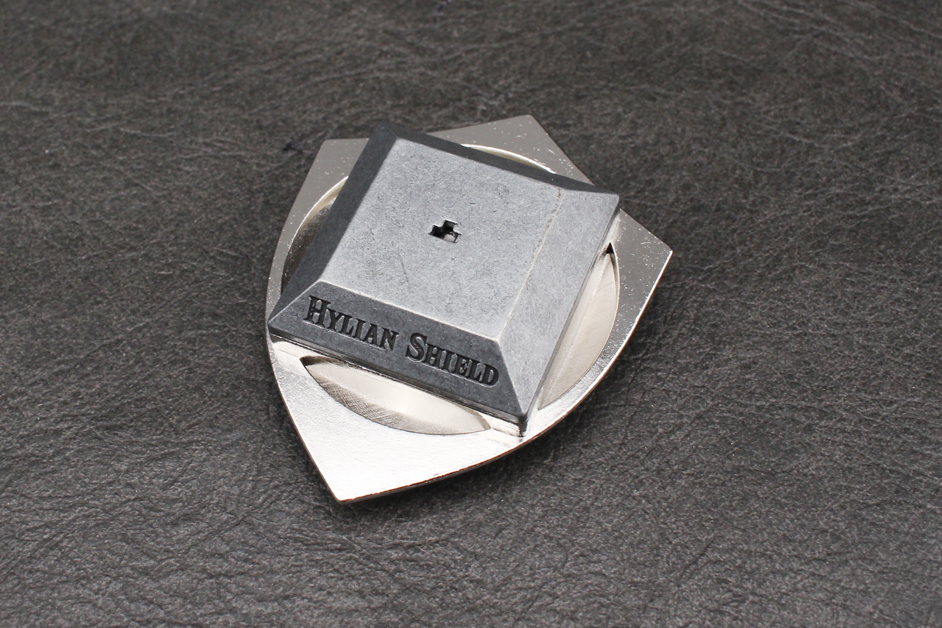 こちらが裏側。盾とは質感の異なる台座がぴったりくっついている