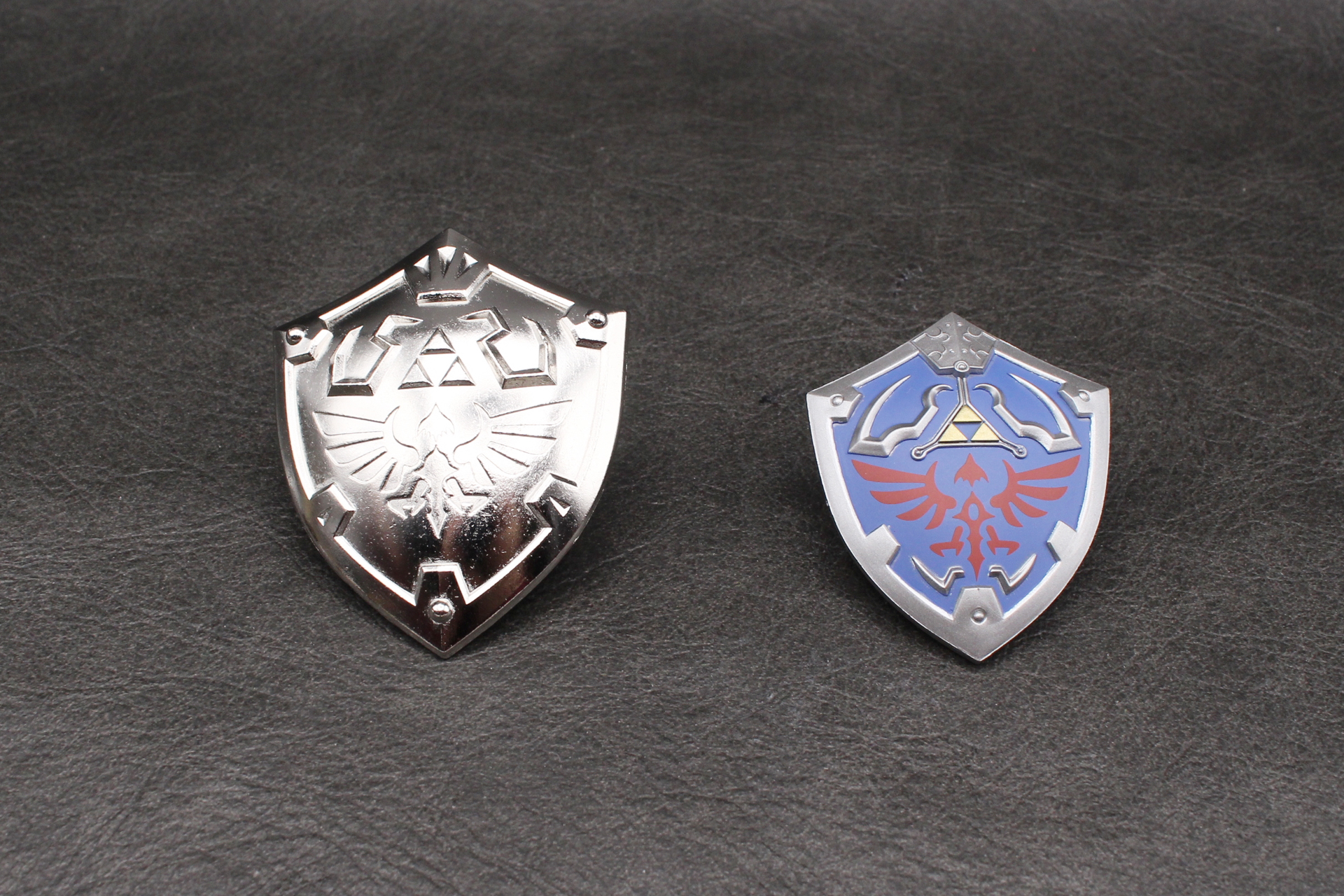 1/12サイズのリンクのアクションフィギュア（「figma リンク トワイライトプリンセスver.」）に付属するハイリアの盾（左）との比較。はずるのほうが10mmほど大きい