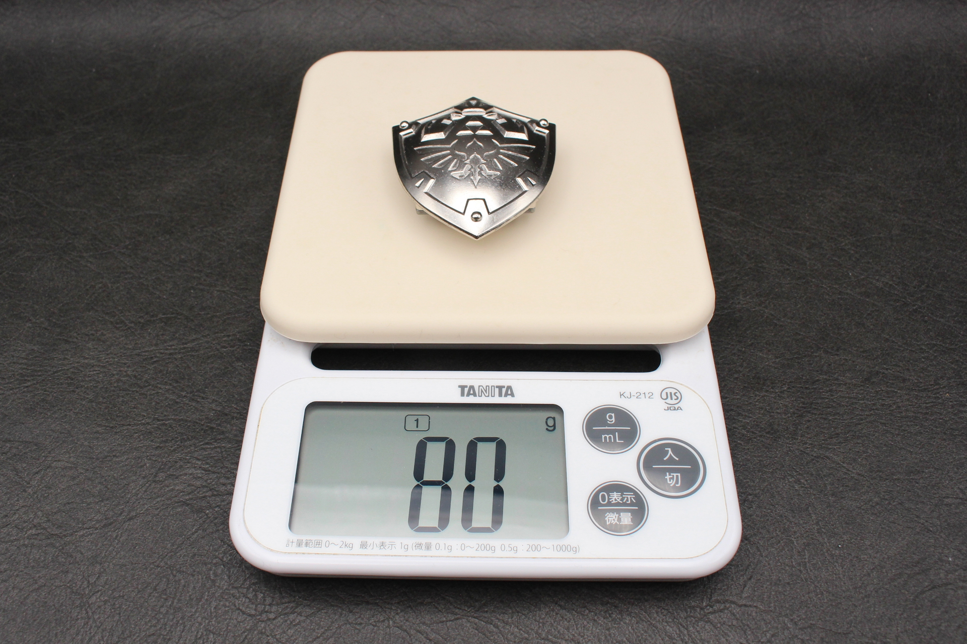 重量は約80g。サイズは実寸で縦が約65mm、横が約55mm。素材は亜鉛合金と銅だ