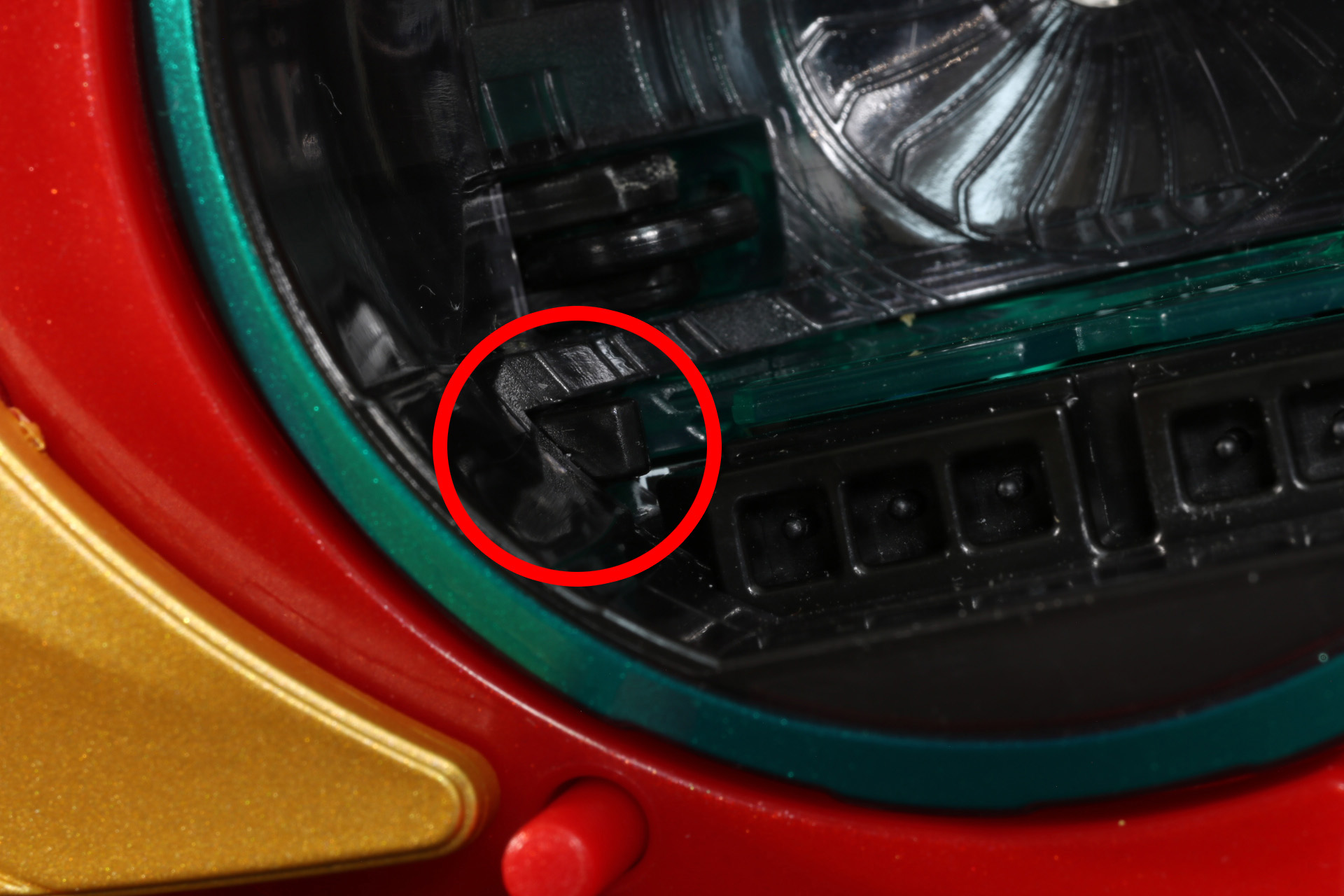 本体内側のスイッチ、バックルのスイッチに対応している