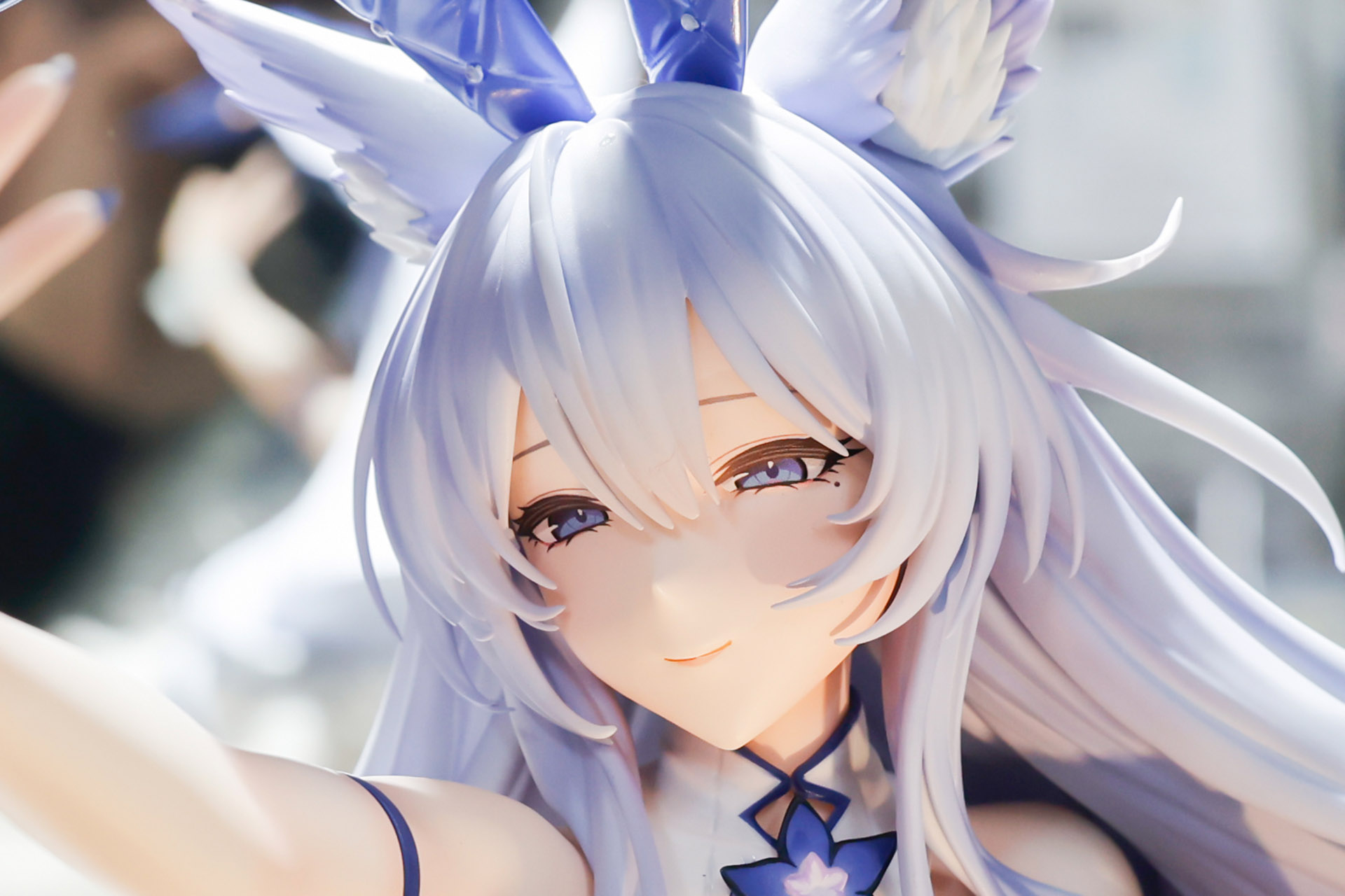 白い素肌に淡いブルーの髪がよく似合っている