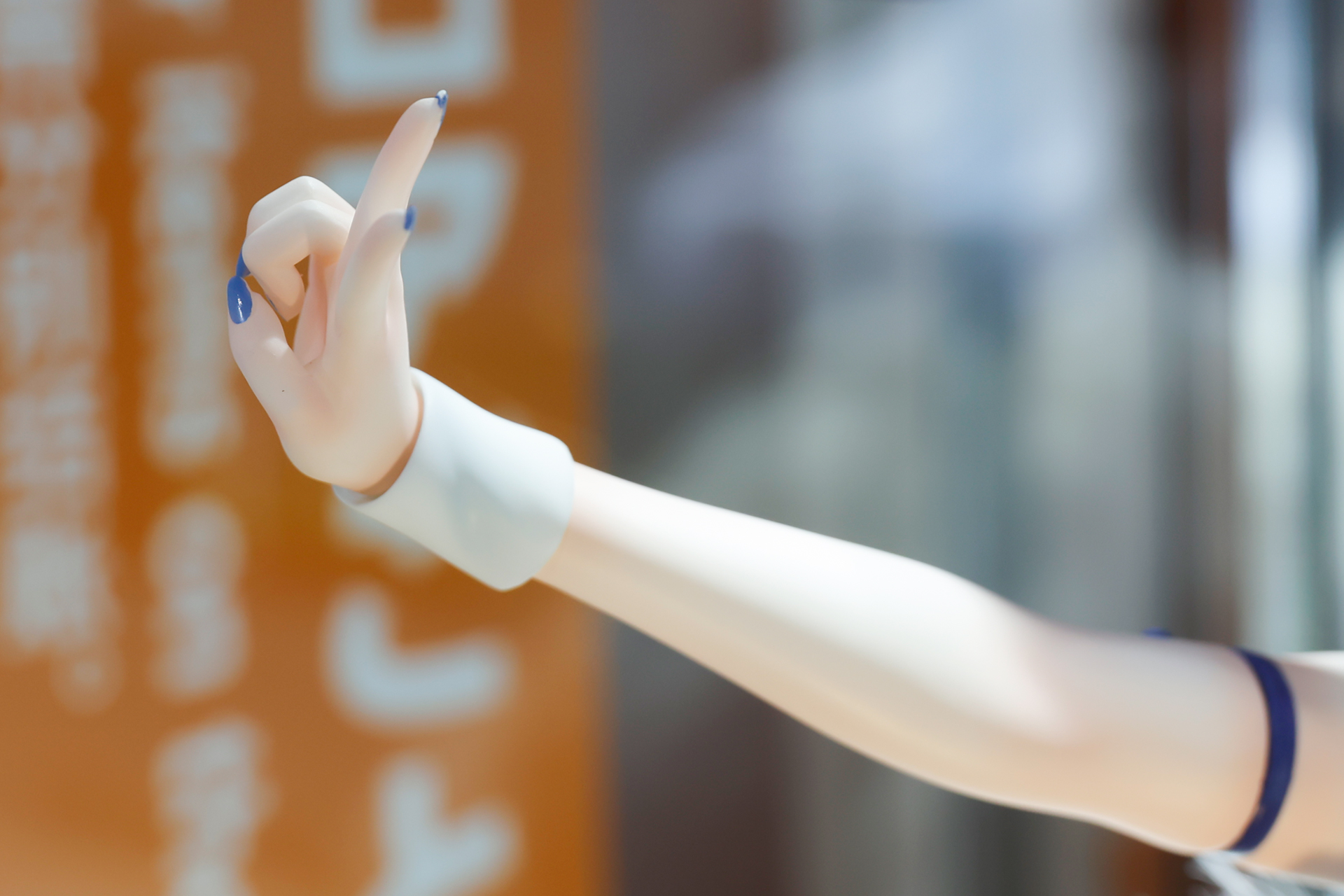 指にも青いネイルが塗られている